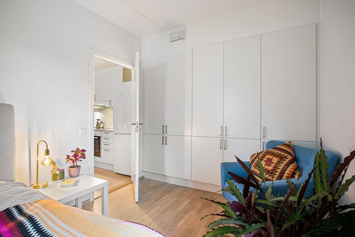 Stor garderobeløsning med god plass til klær. Galleribilde