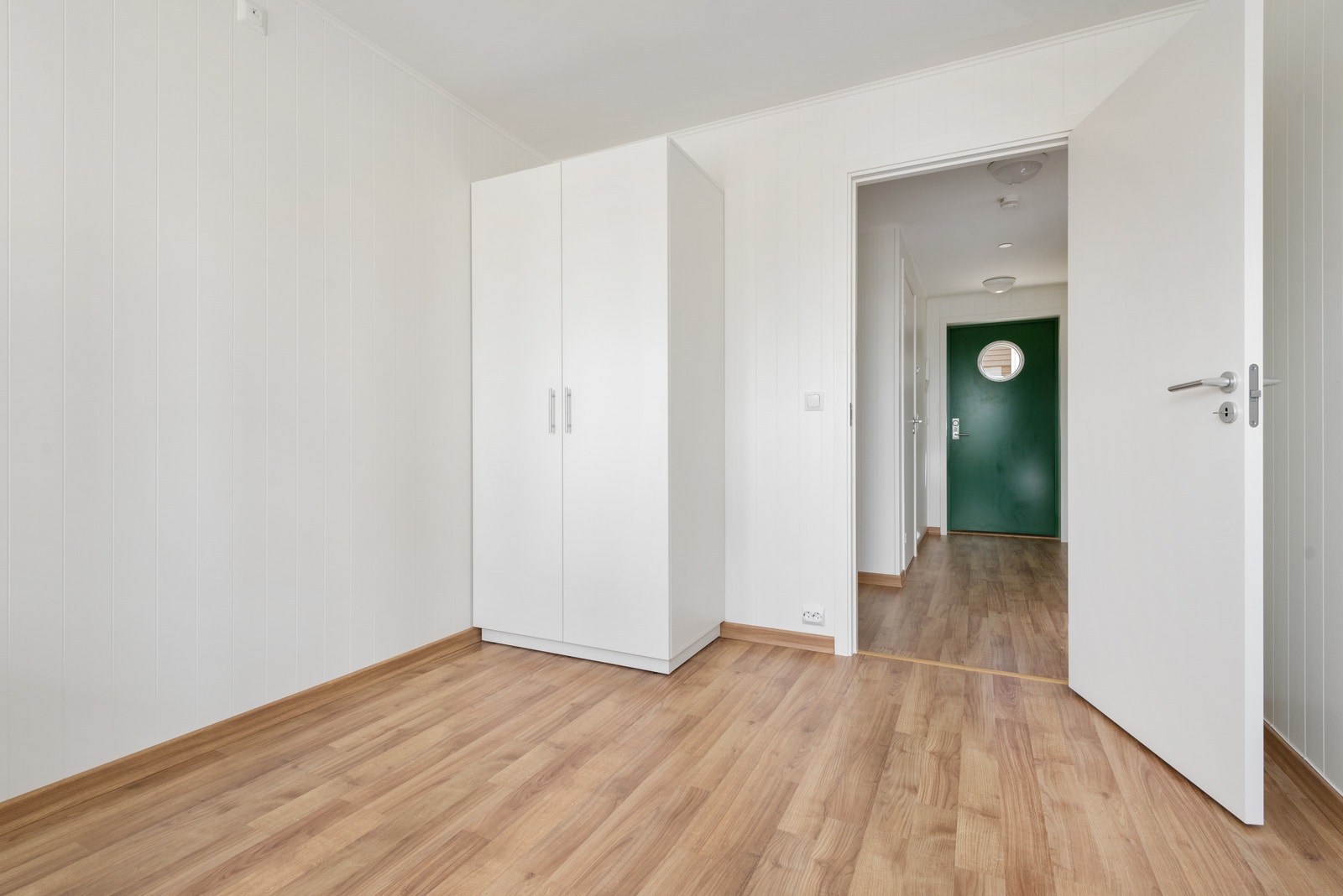 Garderobeskap medfølger. Galleribilde