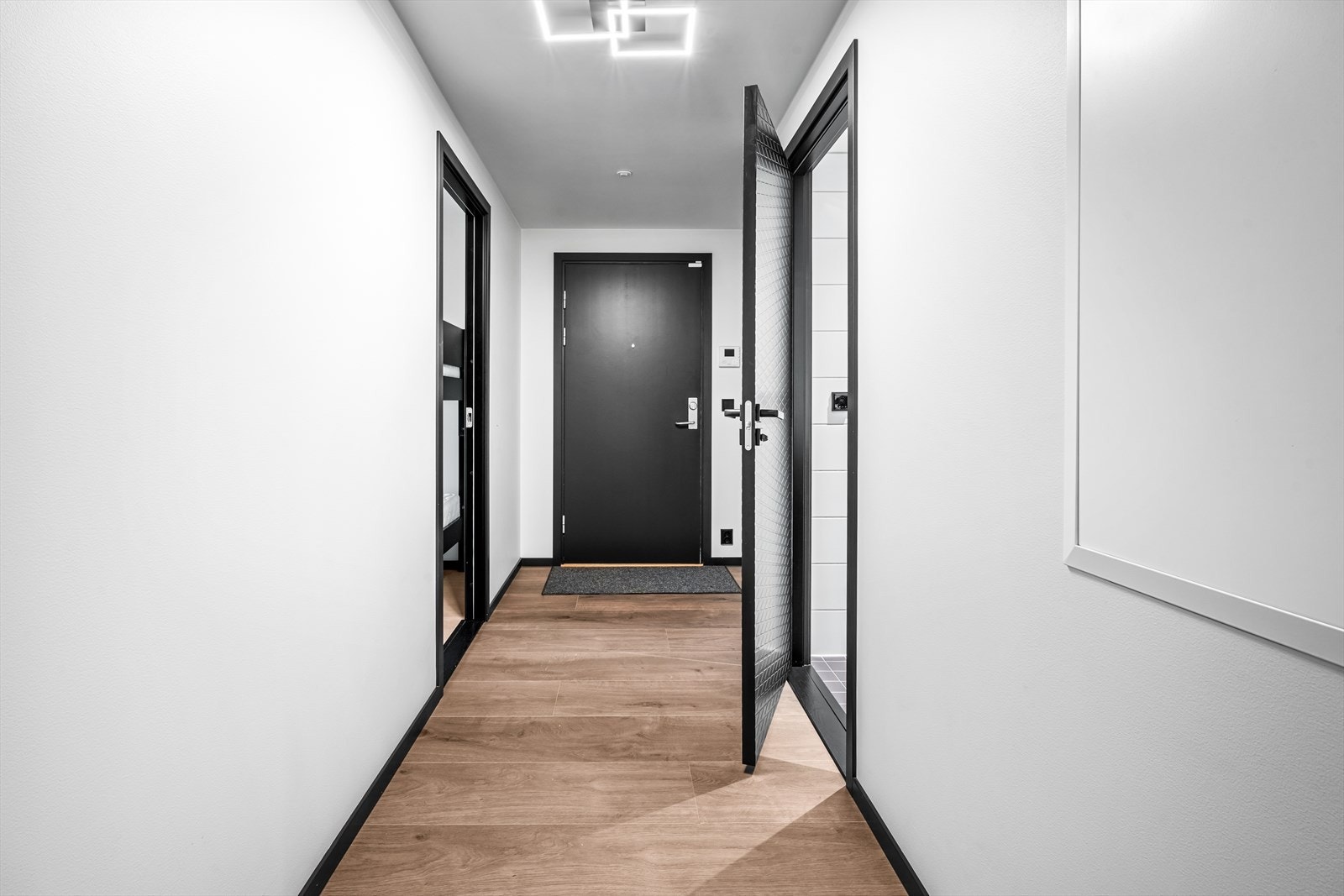 Velkommen inn! Pen entré med plass til å henge fra seg jakker og sette fra seg sko i en egen nisje. Galleribilde
