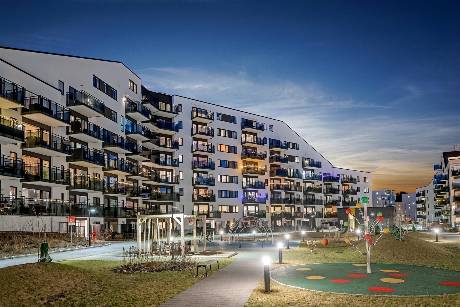 Området består hovedsakelig av blokkbebyggelse på den ene siden og ett rolig villastrøk på den andre. Galleribilde