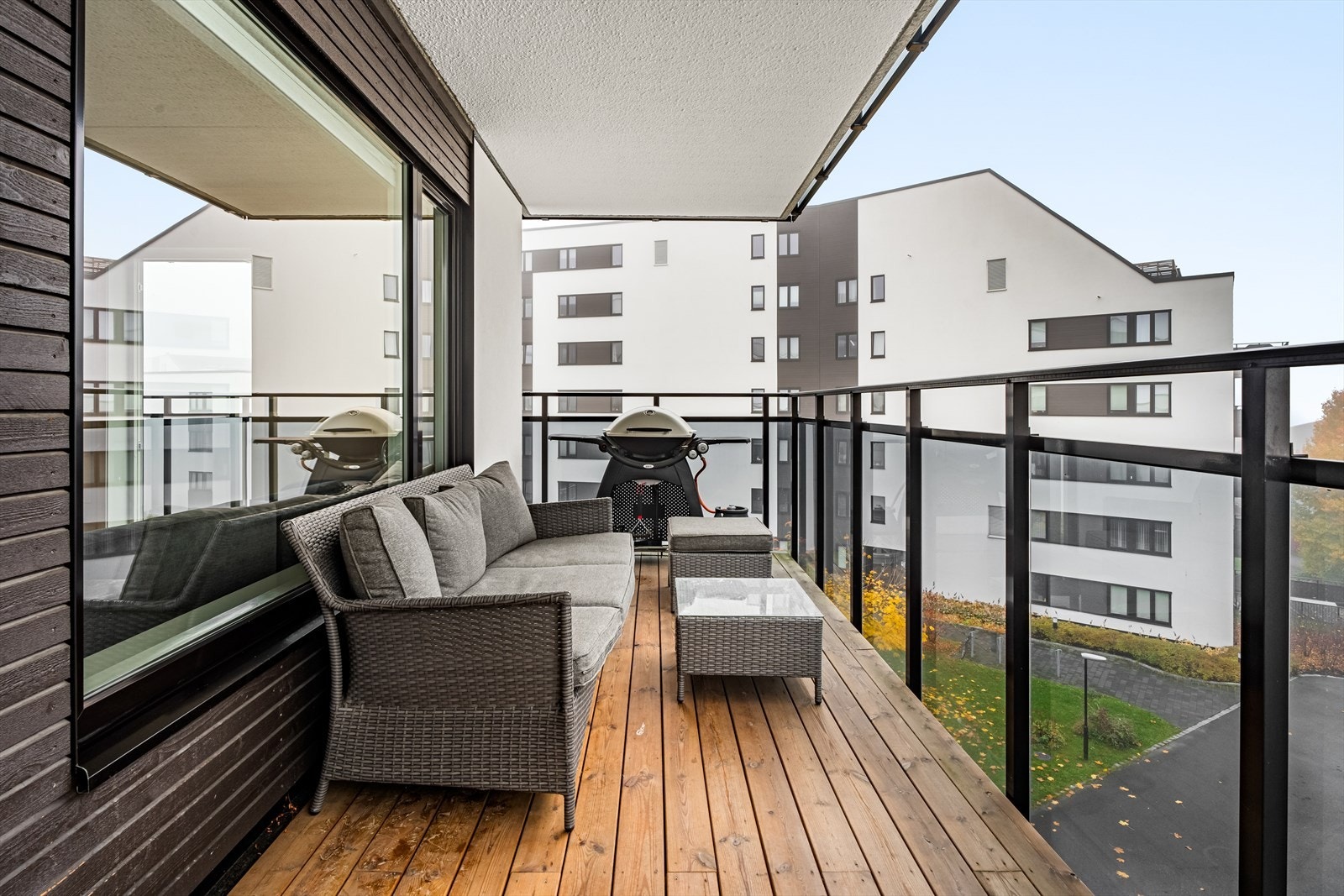 Den andre balkongen er på ca. 11kvm med god plass til ønskelig utemøblement og grill. Galleribilde
