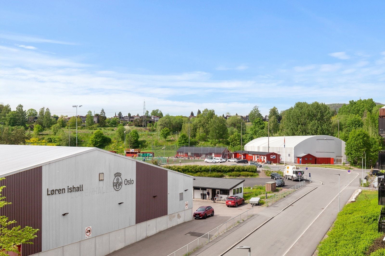 Klubben Hasle/Løren har både fotballbane, håndballbane og ishockeyhall rett i nærheten og tilbyr fotball, ishockey, sykkel, ski, multisport, innebandy og håndball. Galleribilde