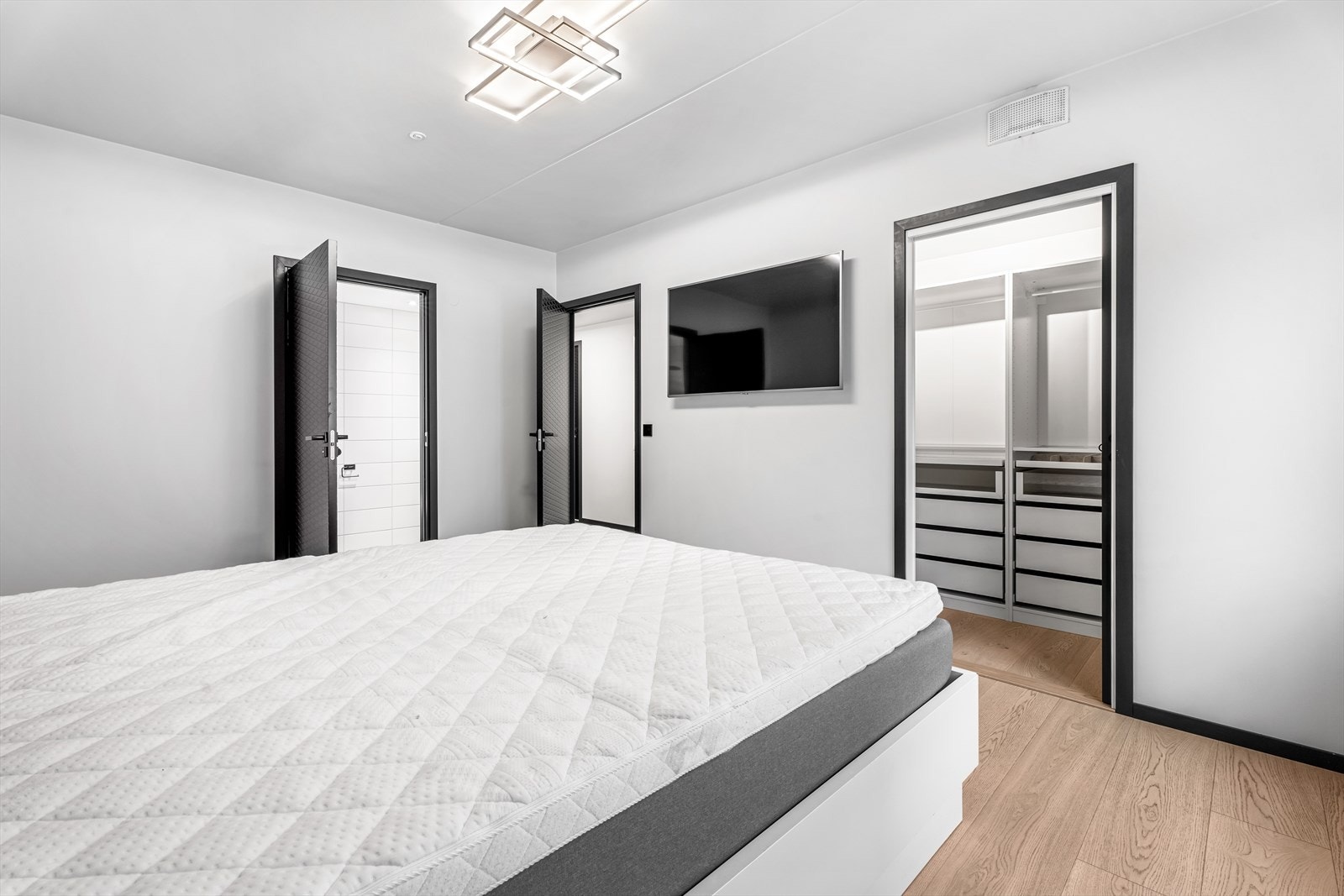 Soverommet har også et praktisk walk-in-closet. Galleribilde