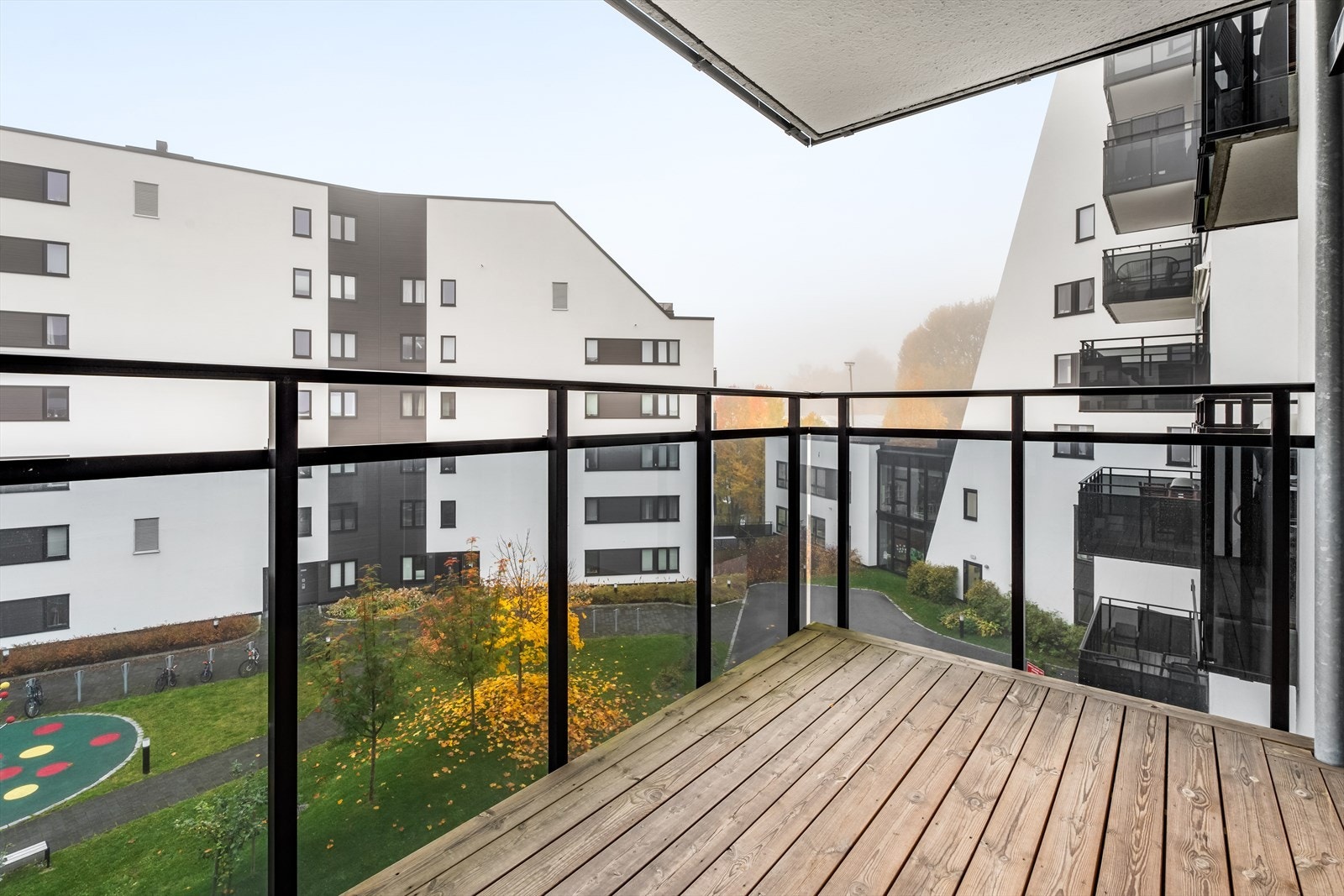På sommerstid funker balkongen som en forlengelse av stuen, hvor man kan nyte varmere dager. Galleribilde