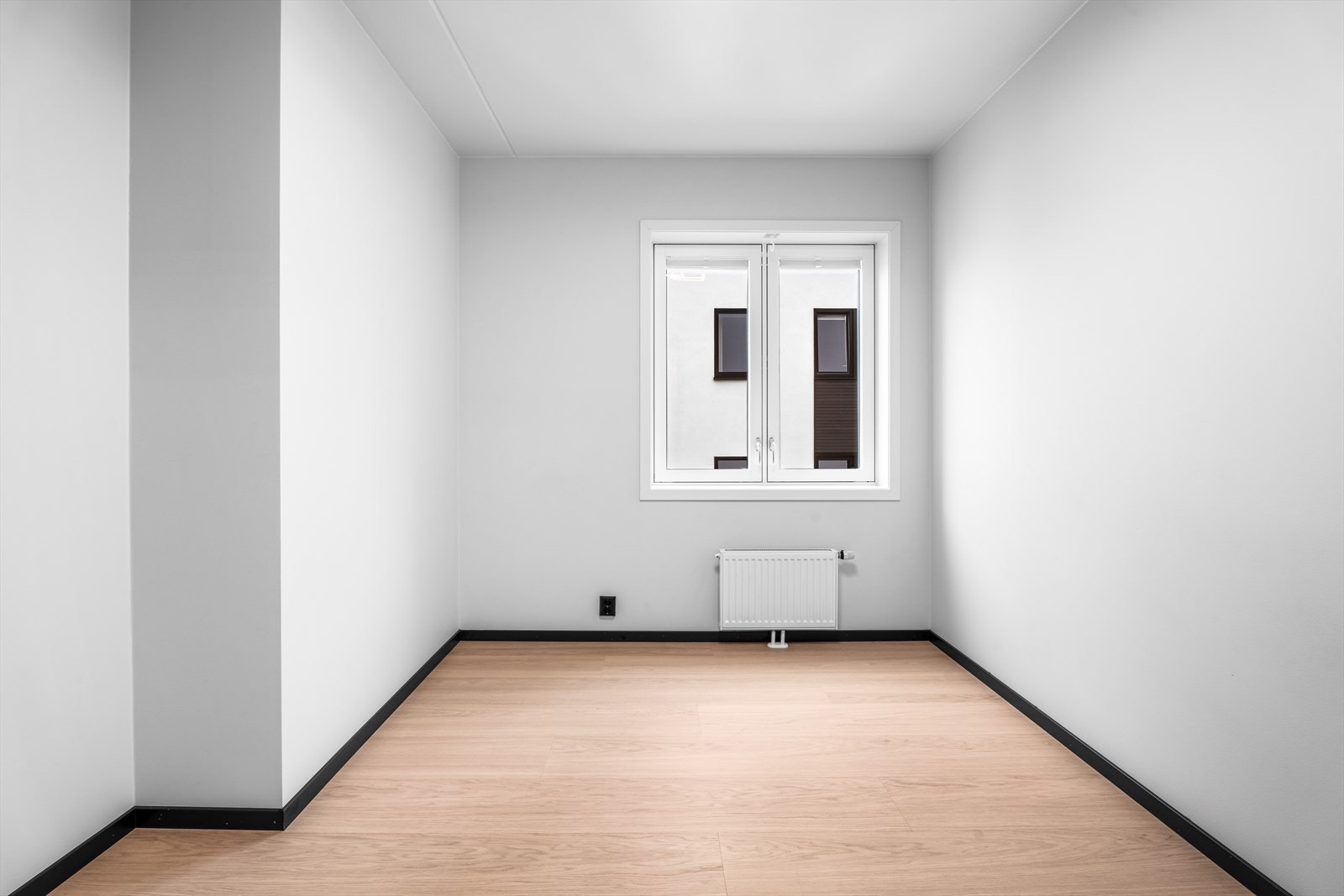 Det siste soverommet er også av god størrelse, med plass til seng, tilhørende nattbord og en garderobeløsning. Galleribilde