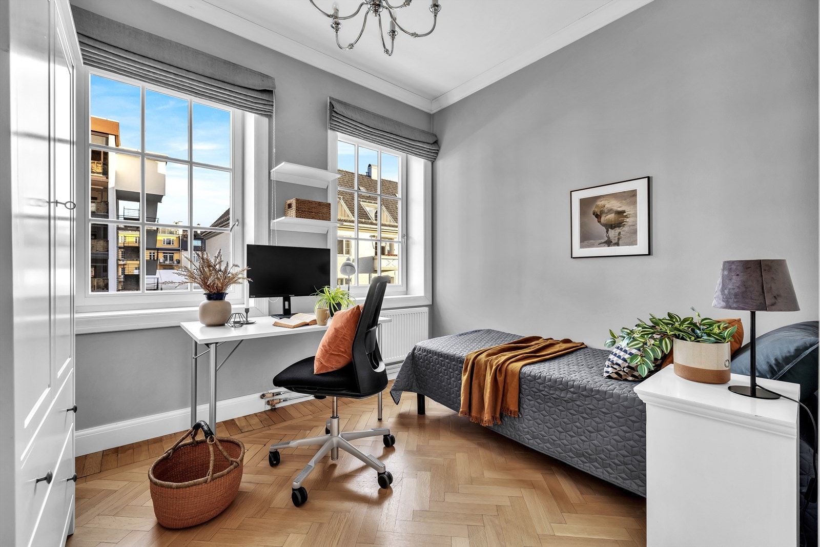Soverom 3 med to vinduer. God plass til seng, skrivebord og garderobe. Galleribilde