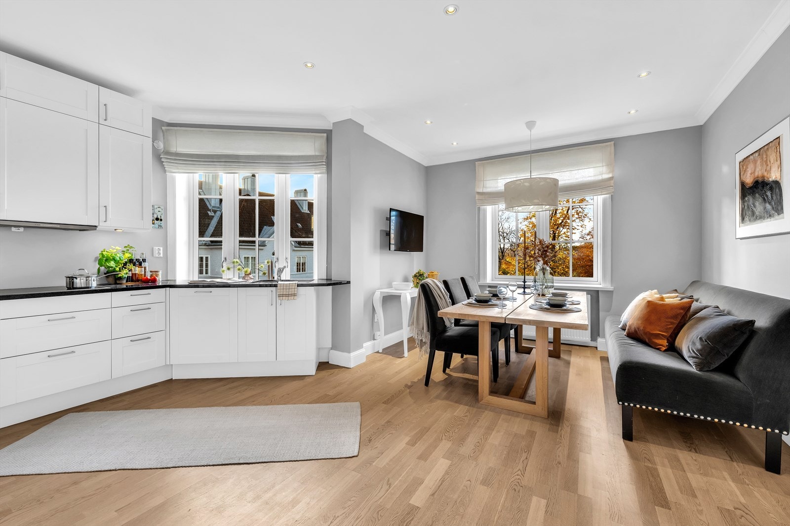 God plass til spisegruppe og hyggelig utsyn mot bakgården og tretoppene fra 4. etasje. Galleribilde