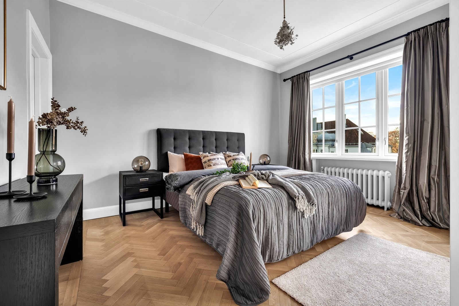Stort og luftig hovedsoverom med god plass til dobbeltseng, nattbord og garderobe. Galleribilde