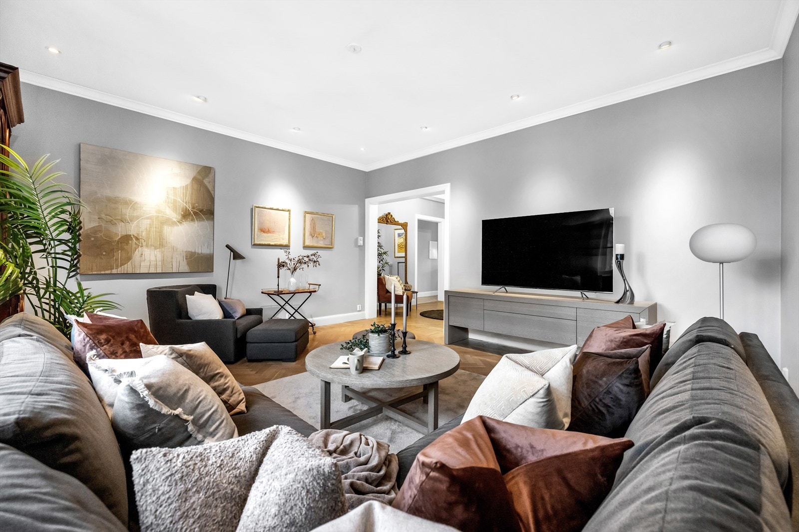 Lys og romslig stue med plass til flere soner. Galleribilde