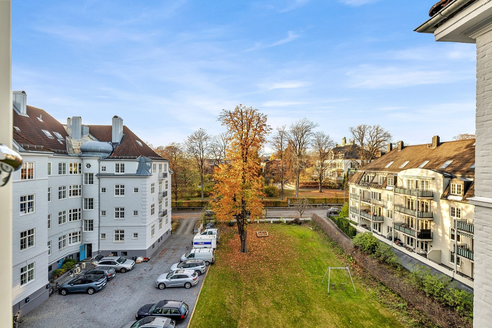 Fra kjøkkenet er det nydelig utsikt mot bakgården! Galleribilde