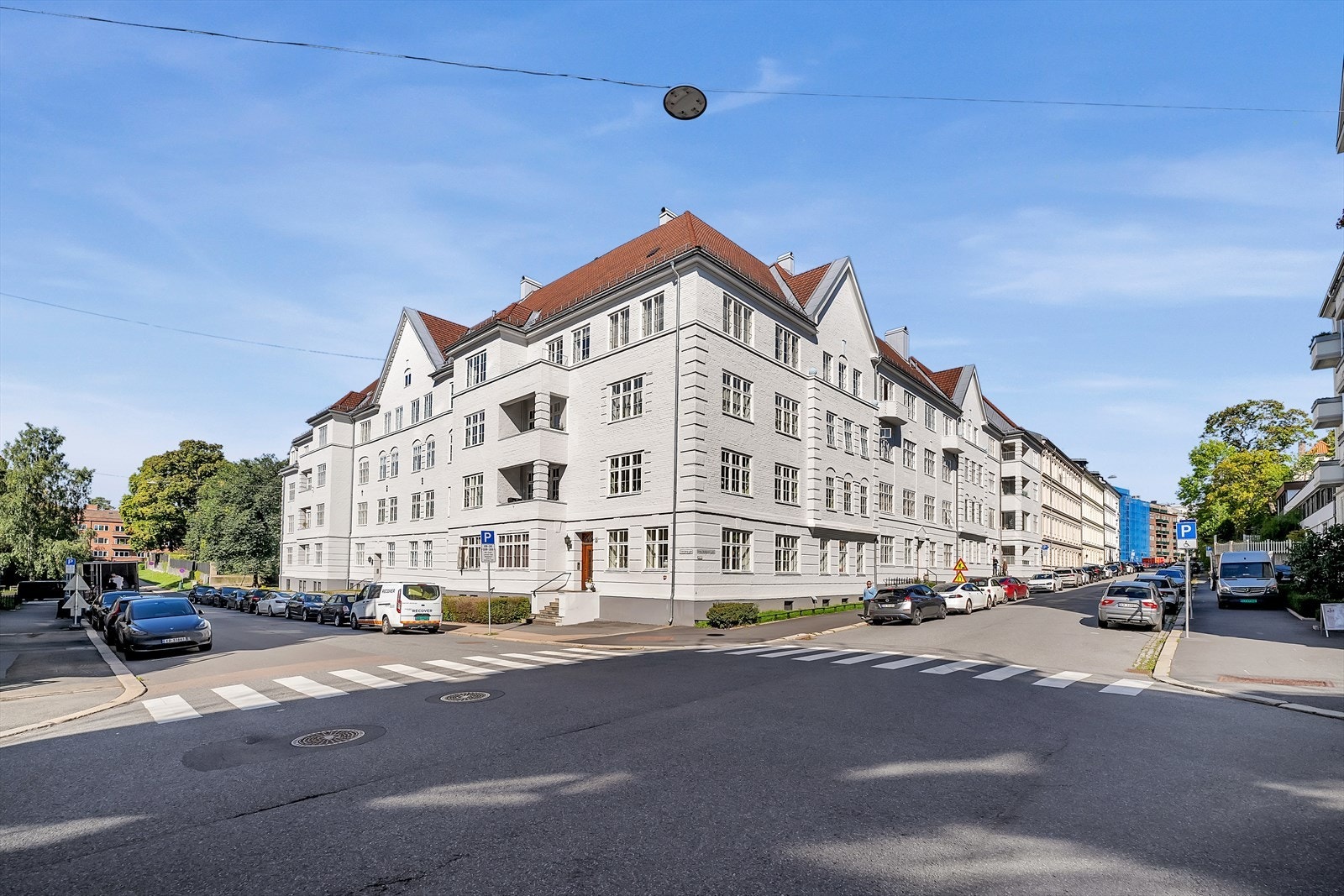 Populær beliggenhet i et av Oslos mest attraktive strøk på Frogner med kort vei til alt av butikker, offentlig kommunikasjon og servicetilbud. Galleribilde