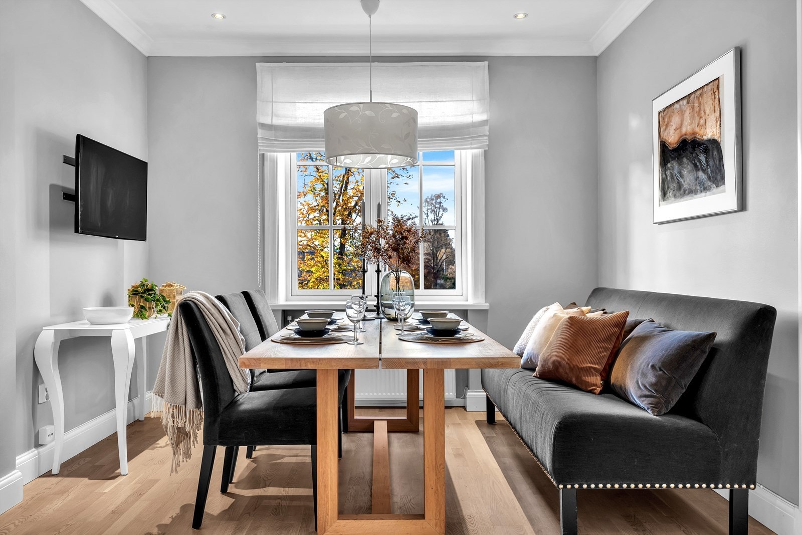 Spisegruppen ligger fint plassert og har god plass til langbord. Galleribilde
