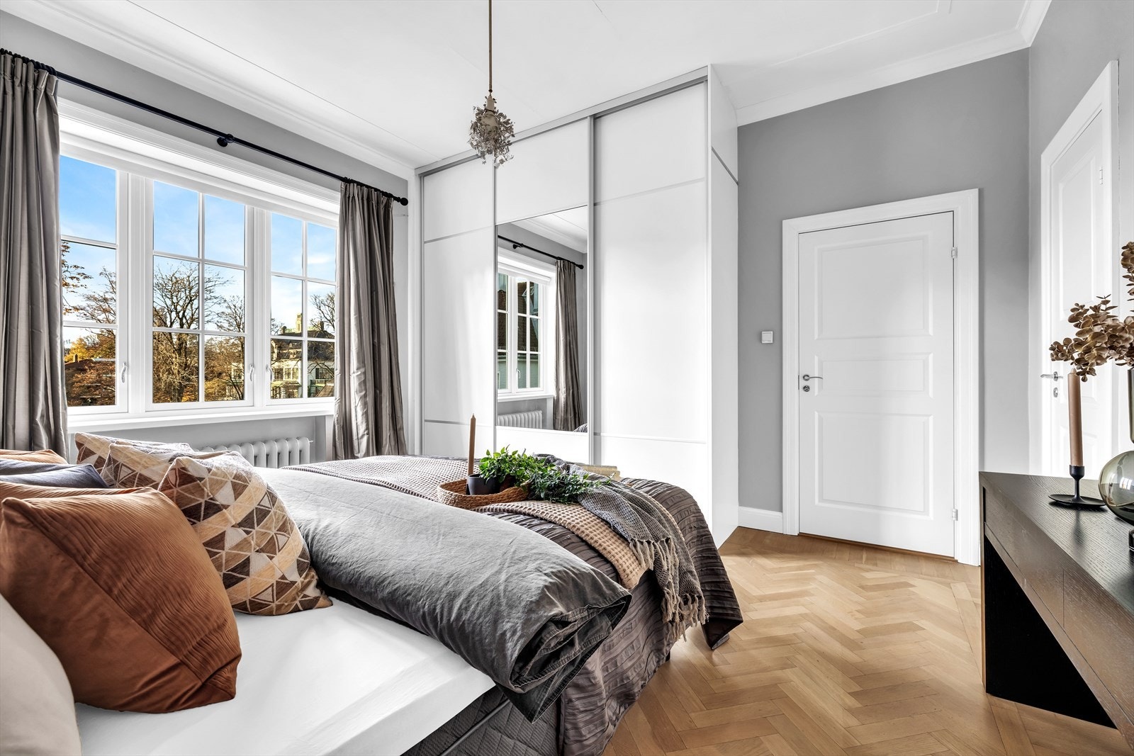 Store skyvedørsgarderobe på soverommet og egen inngang til badet. Galleribilde