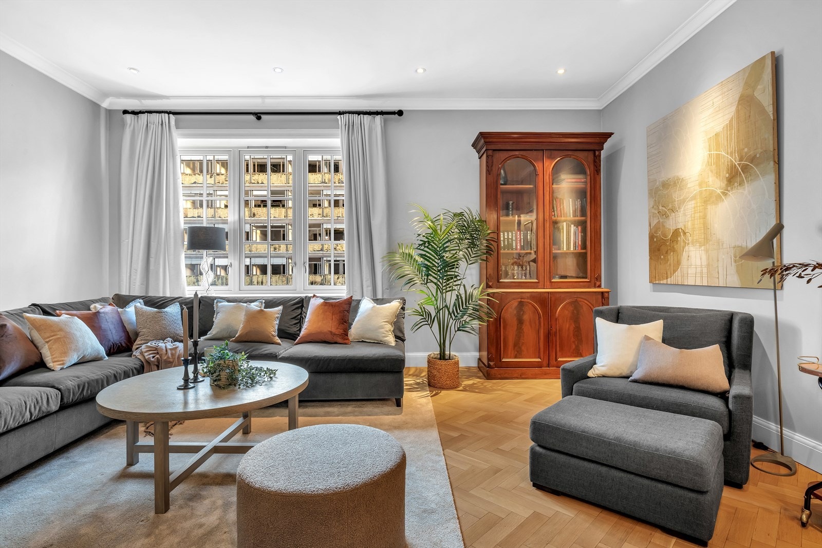 Leiligheten fremstår moderne og lys med tidsriktige farger og interiørvalg. Parkett på gulv. Galleribilde
