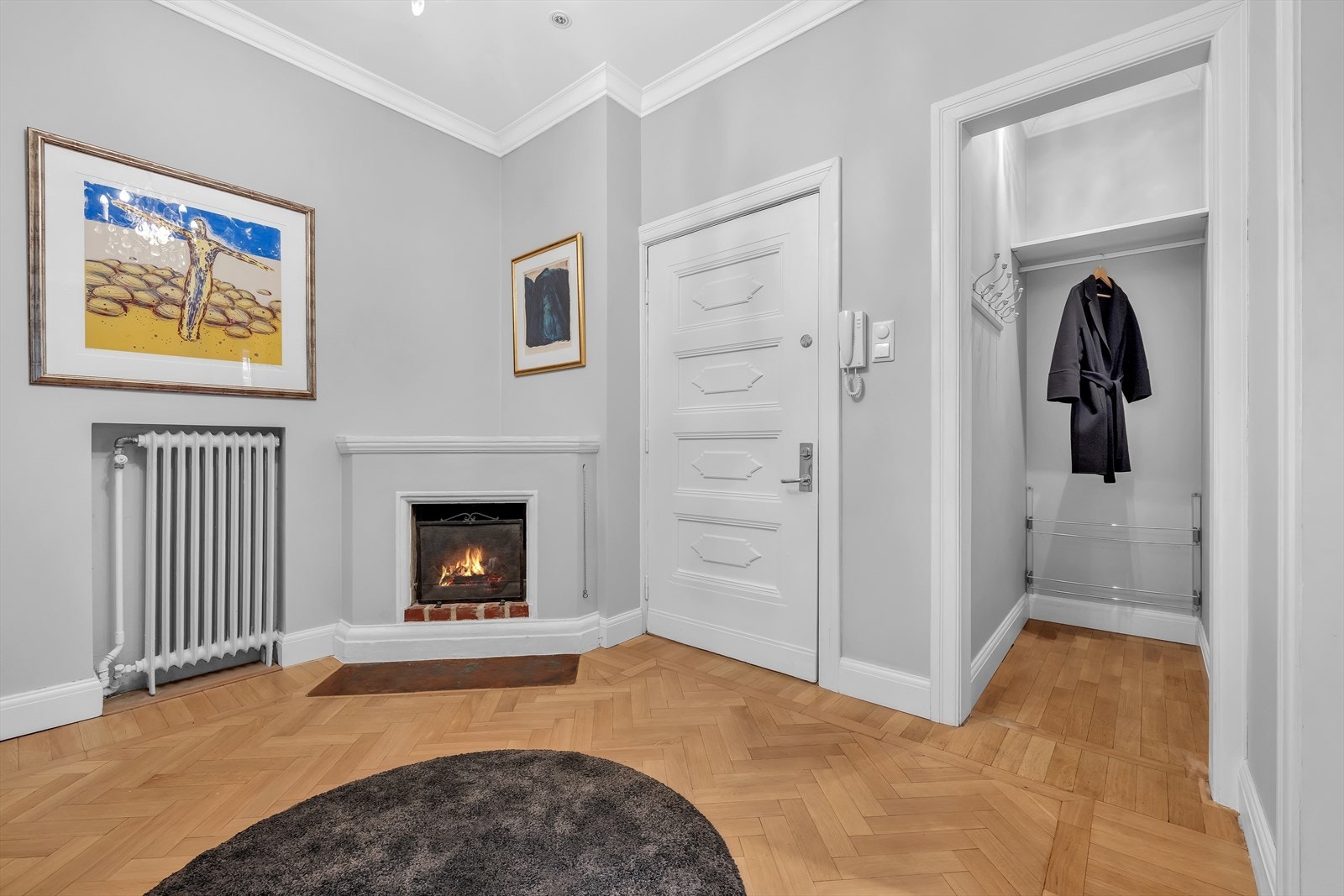 Praktisk garderobe for oppheng av yttertøy og sko i tilknytning til entré. Galleribilde