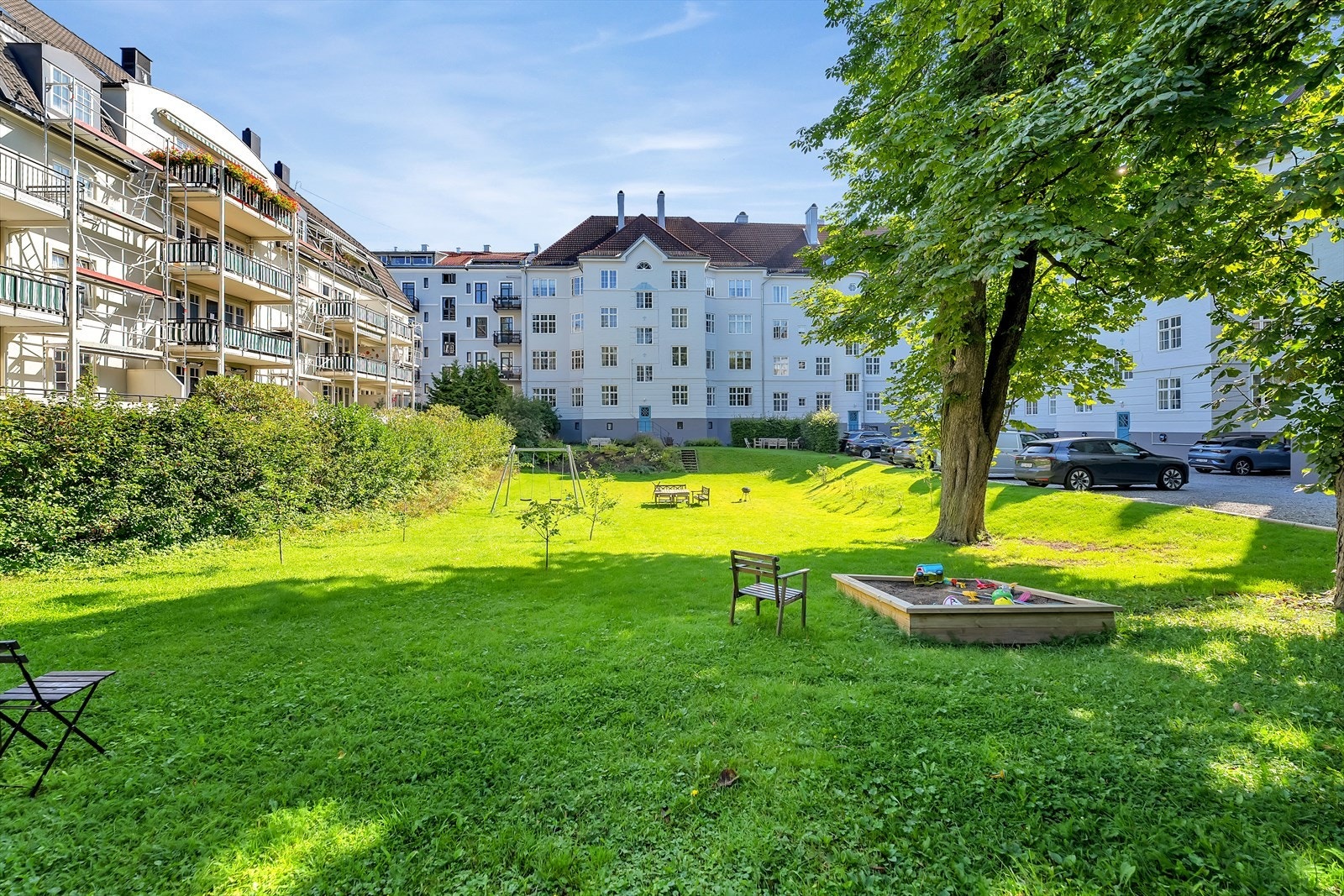 Idyllisk bakhage med store grøntområder og sittegrupper. Har har du masse boltreplass for liten og stor. Galleribilde