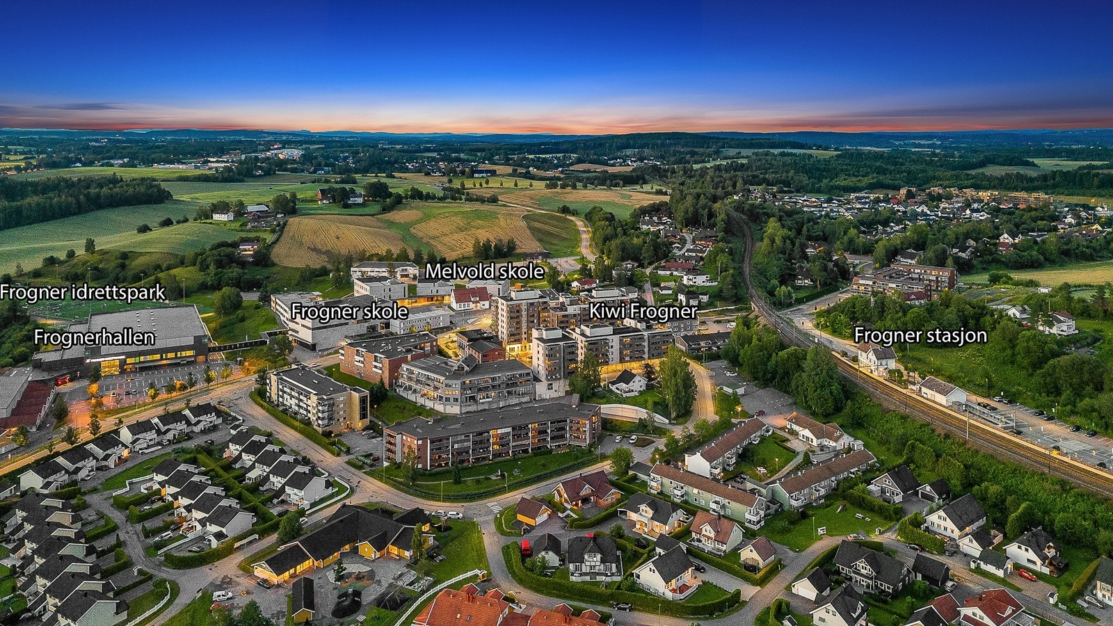 Her bor man i et sentralt og barnevennlig område, rett ved buss, tog, skole, dagligvarebutikk og fine idrettsfasiliteter. Galleribilde