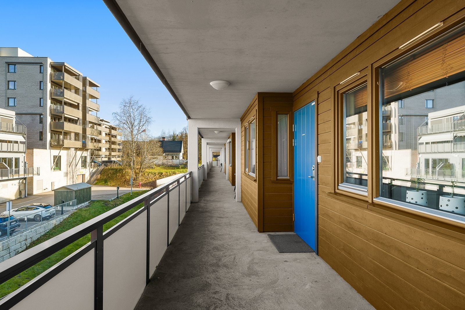 Inngang via felles svalgang. Galleribilde