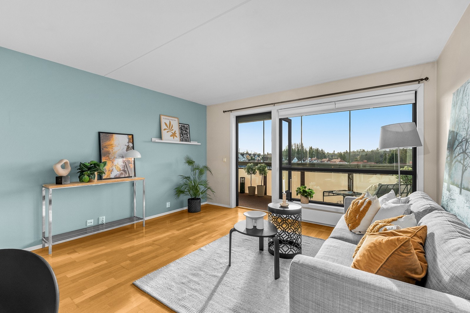 Utenfor stuen har leiligheten en innglasset balkong med vid utsikt, og vinduene kan skyves til side slik at sommeren slipper helt inn. Galleribilde