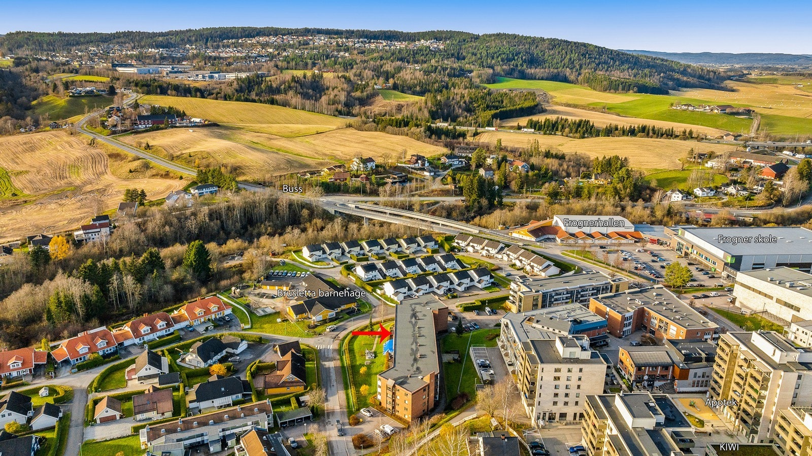 Frogner barne- og ungdomsskole var ny høsten 2016, og ligger rett over brua. Det er også kort vei til Skedsmo, Lillestrøm og Sørumsand videregående skole samt et godt utvalg av både private og kommunale barnehager. Galleribilde