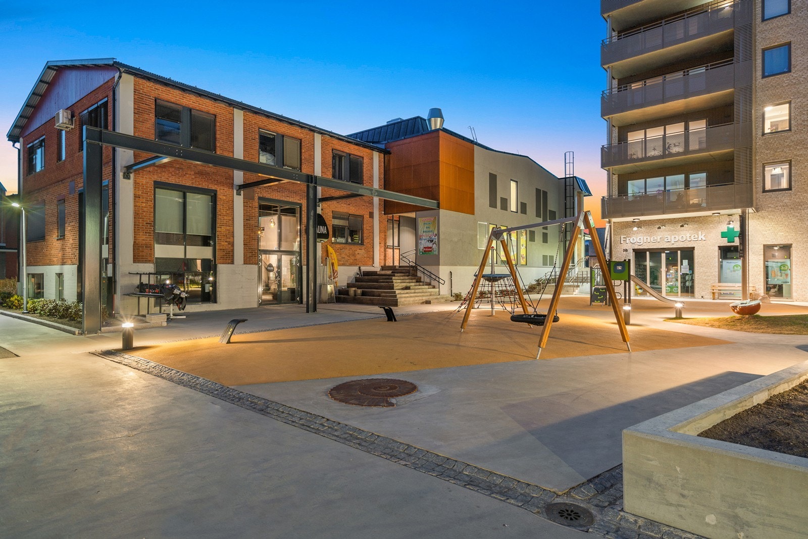 Ved skolen er det friområder med lekeplass, fotballbane, skateramp og svømmehall. Galleribilde
