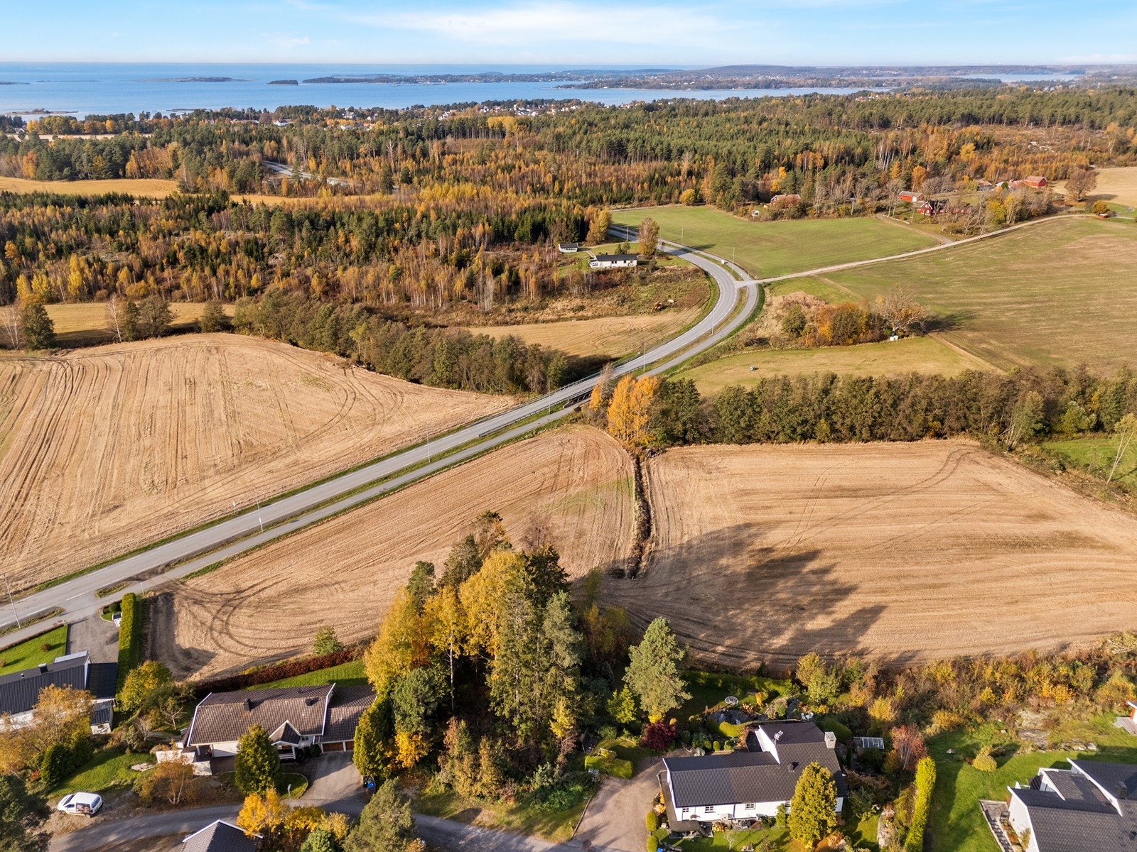 Tomten ligger på Kjærre i Onsøy. Det er etablert boligområde med kort vei til naturskjønne omgivelser. Galleribilde