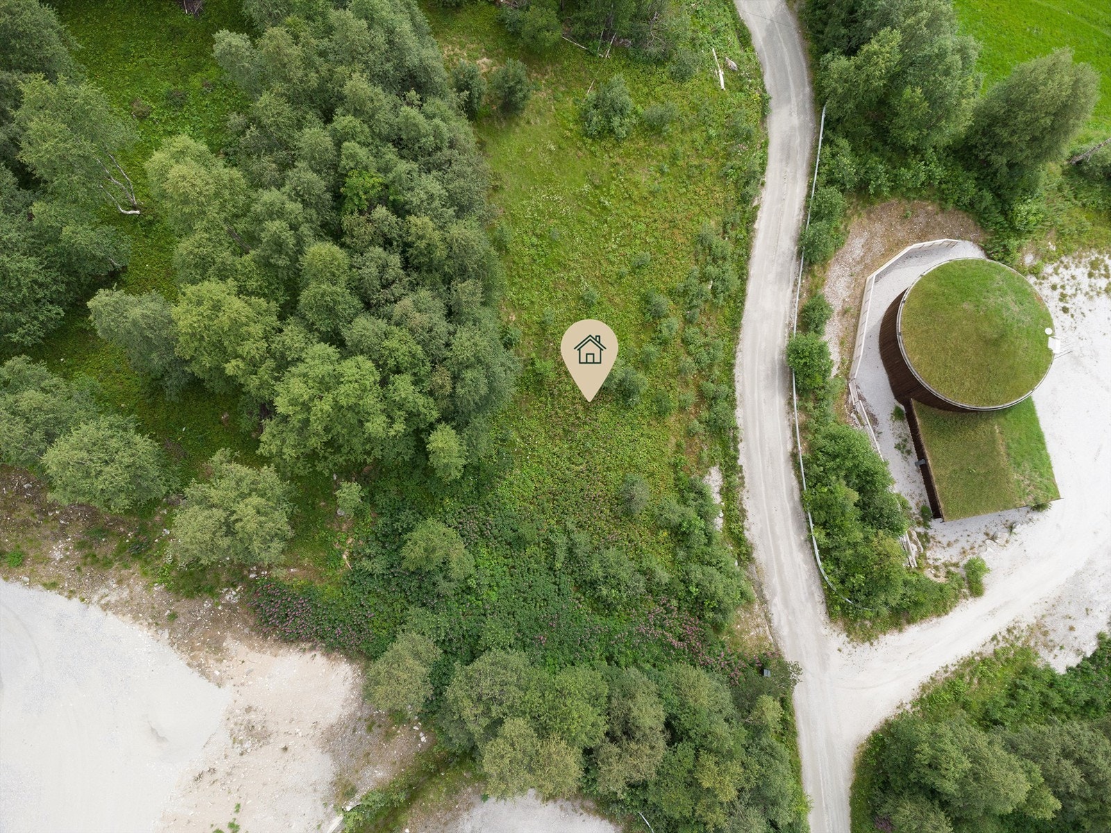 Dronebilde av tomten sett fra fugleperspektiv Galleribilde