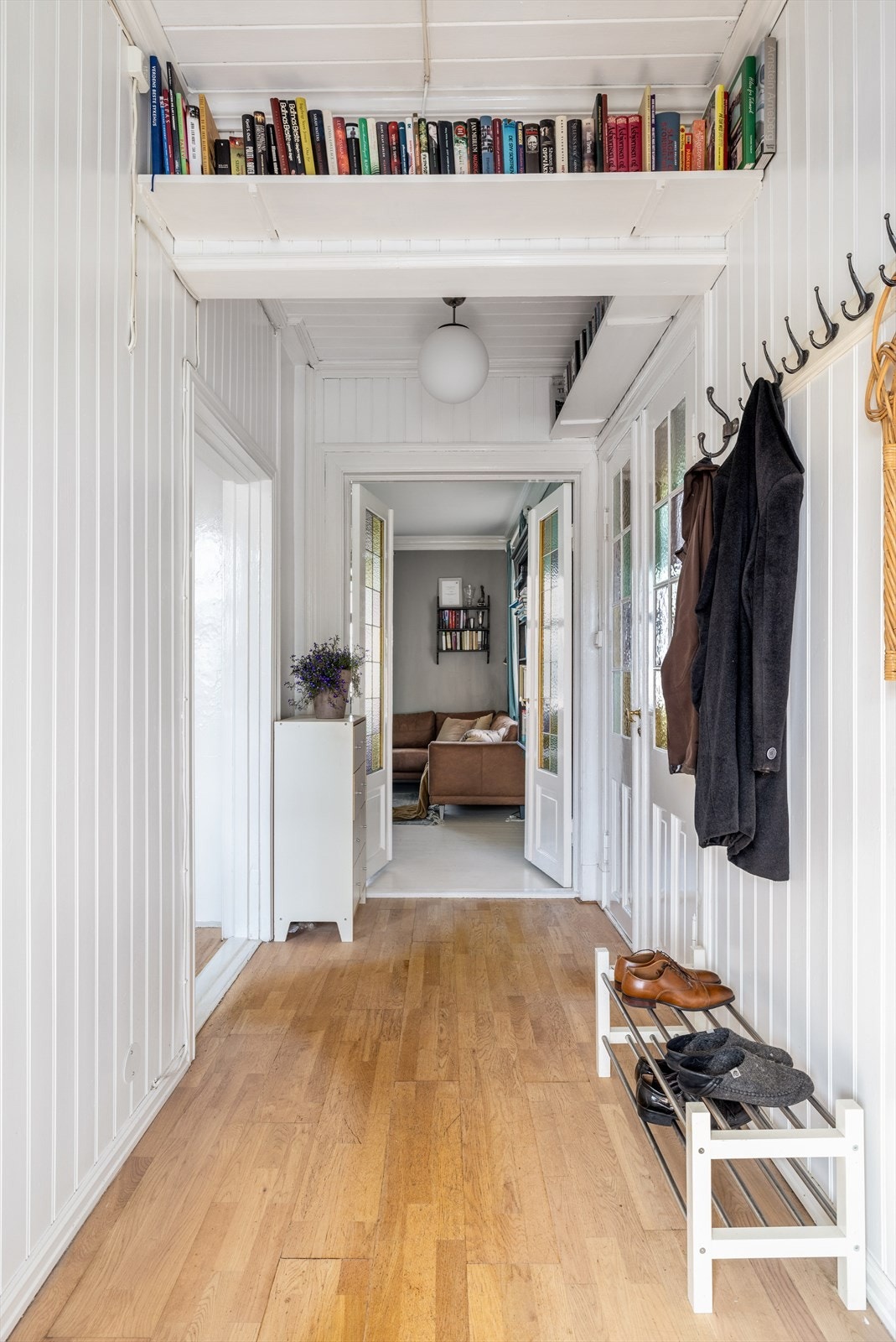 Mellomgang har inngang til stuen, og utgang til den flotte hagen. Galleribilde