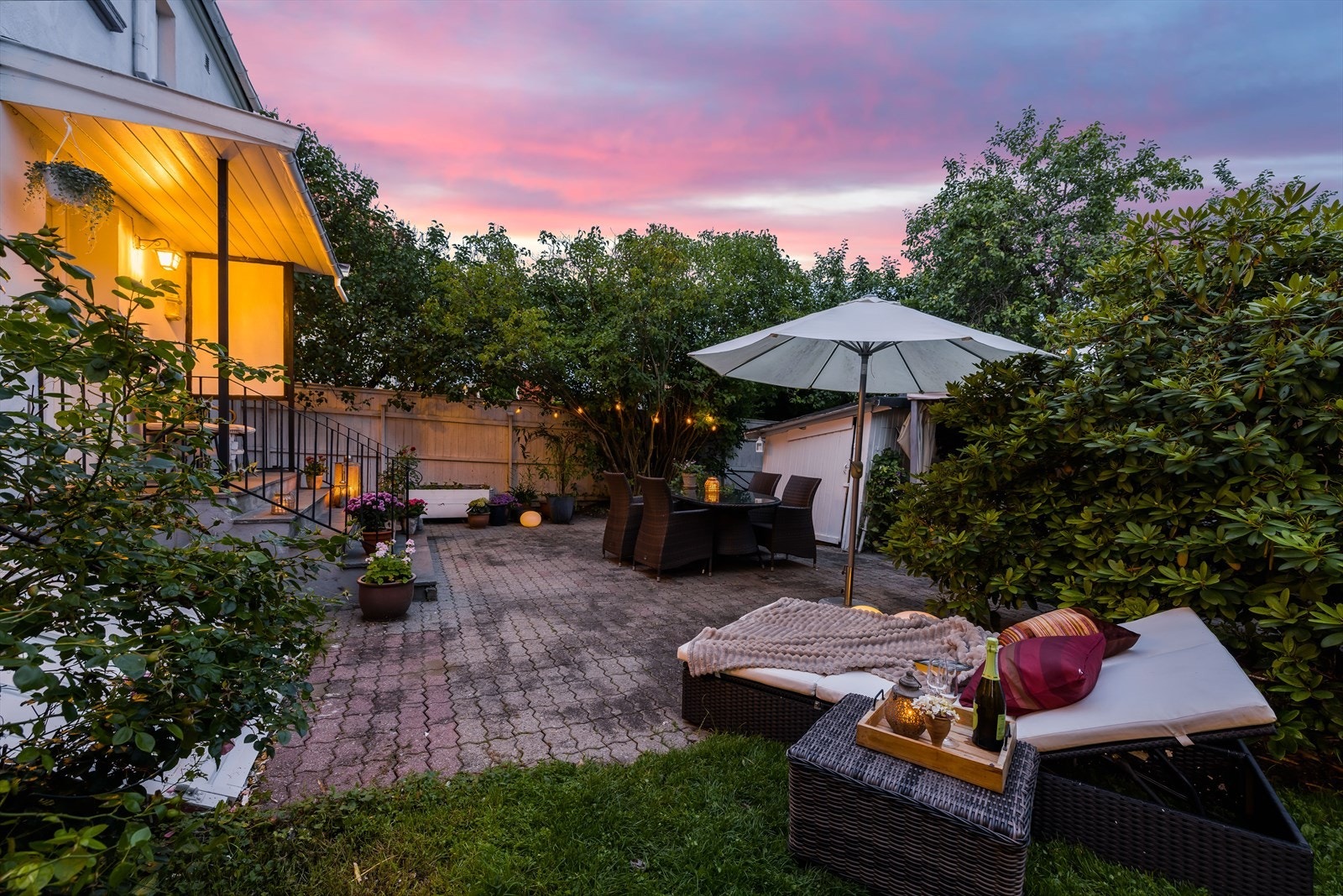 Den solrike tomten er rikt beplantet og opparbeidet. Galleribilde