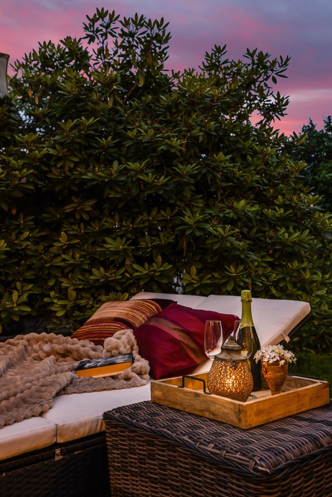 Samt syriner, hortensia, klatrehortensia, rododendron og pioner. Ellers finnes også nydelige herregårdsroser, rødroser og rosaroser. Nært slik det har vært. Galleribilde