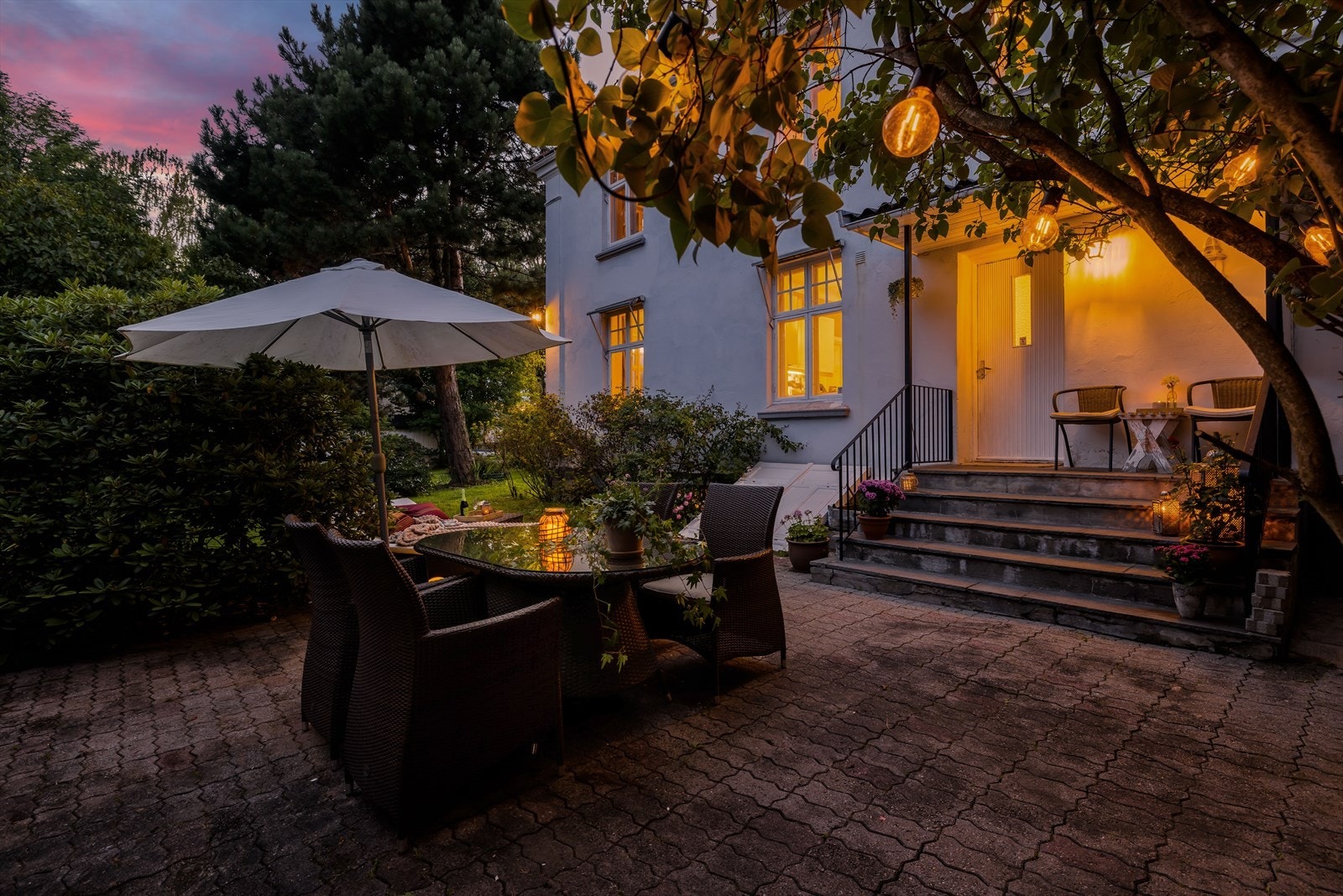 Uteområdet har et stort steinlagt og vedlikeholdsfritt område, med god plass til sittegrupper og grill. Galleribilde