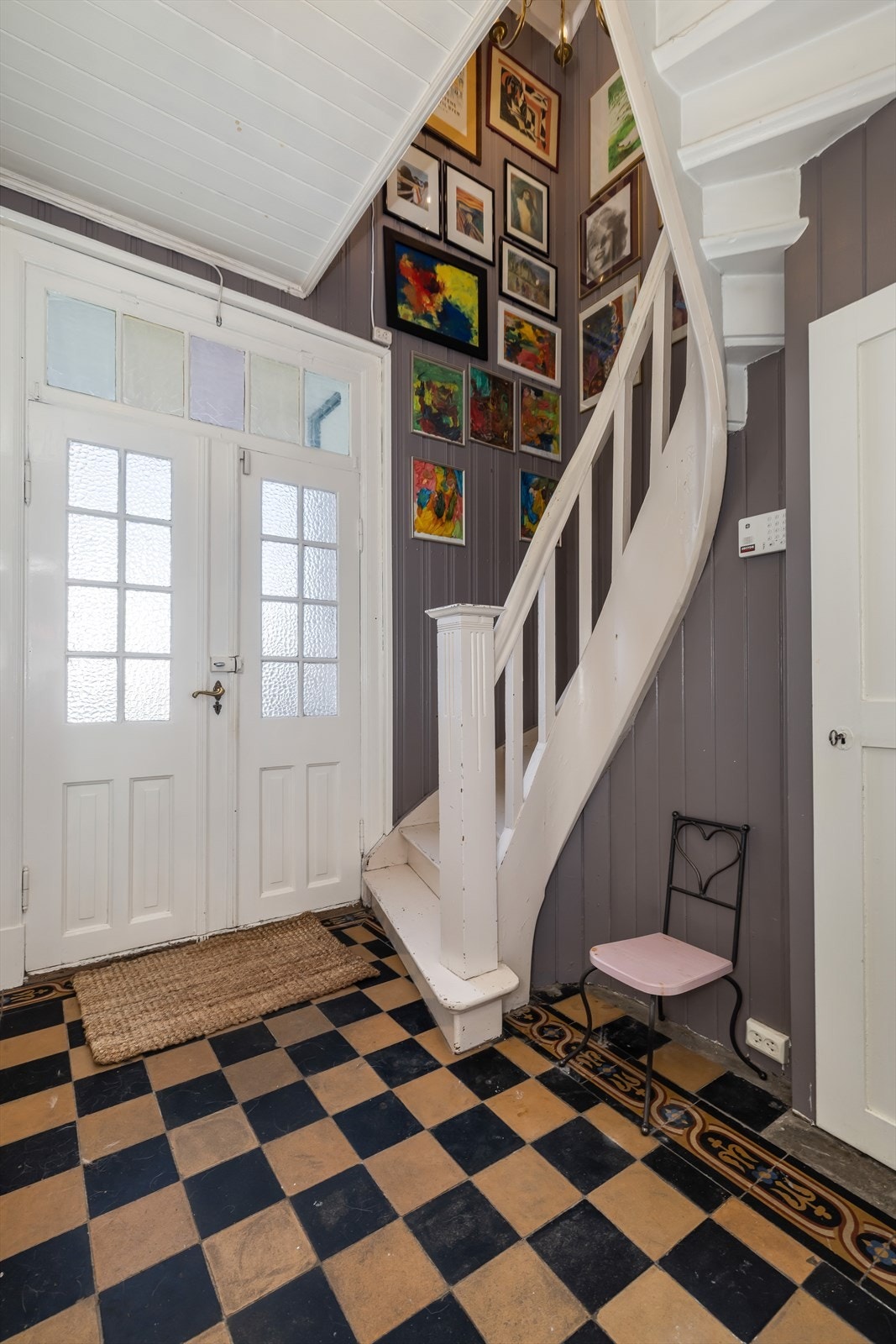 Boligen har en koselig hall/entre som ønsker velkommen inn i boligen, hvor det er plass til å henge fra seg yttertøy. Her går det trapp opp til 2. etg. og ned til kjeller. Galleribilde