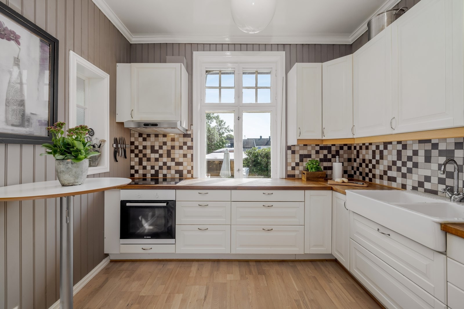 Det er god skap- og benkeplass, nydelig utsyn til hagen. Vinduet gir mye lys gjennom hele året, gardiner ikke nødvendig. Galleribilde