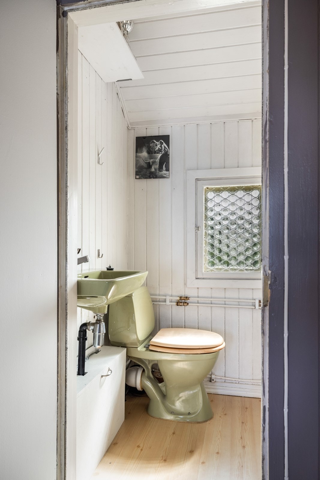 Toalettrom med toalett og håndvask. Galleribilde