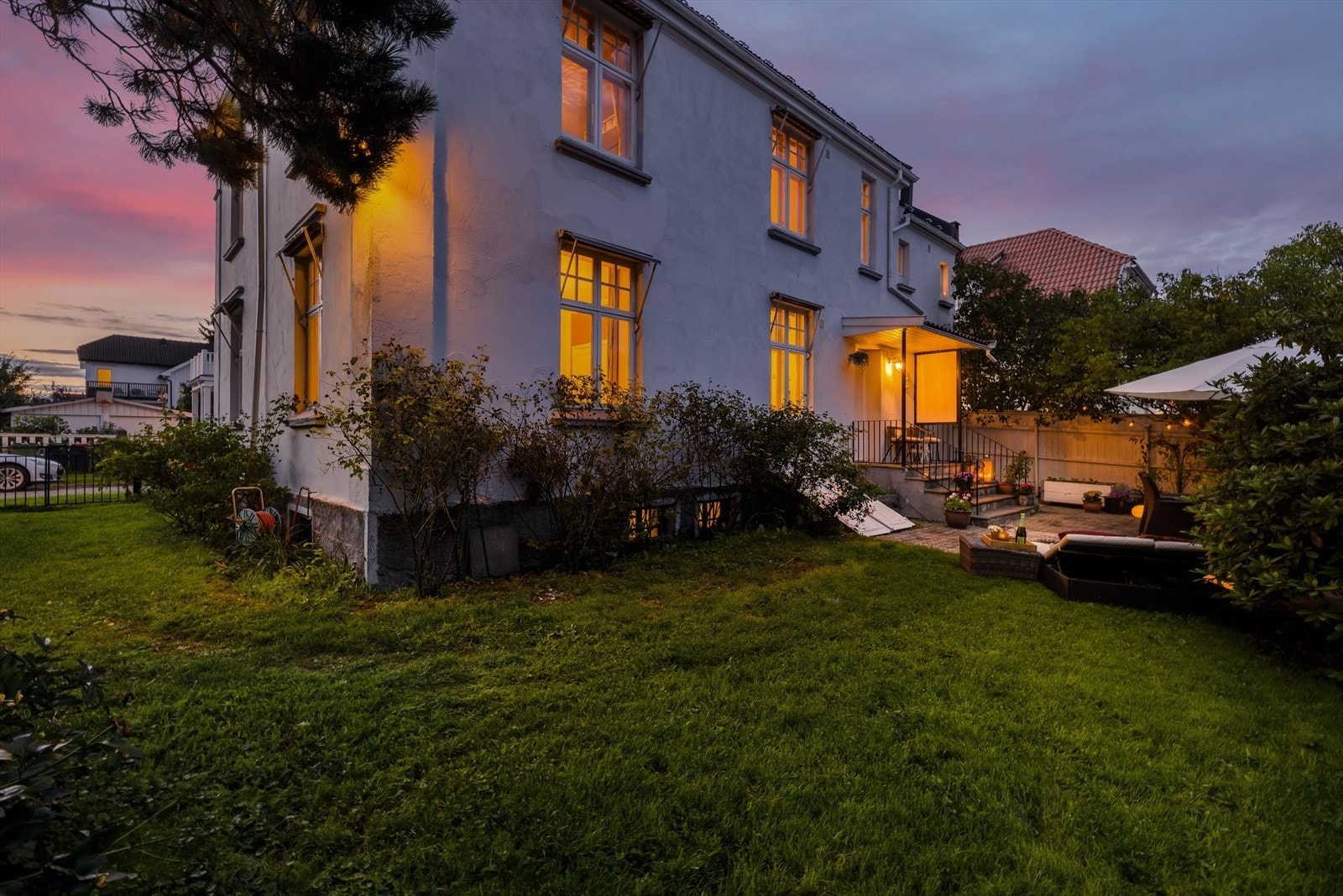 Tomten er pent opparbeidet med plen og variert beplantning; vakre tulipanbed, kvede og magnolia. Galleribilde