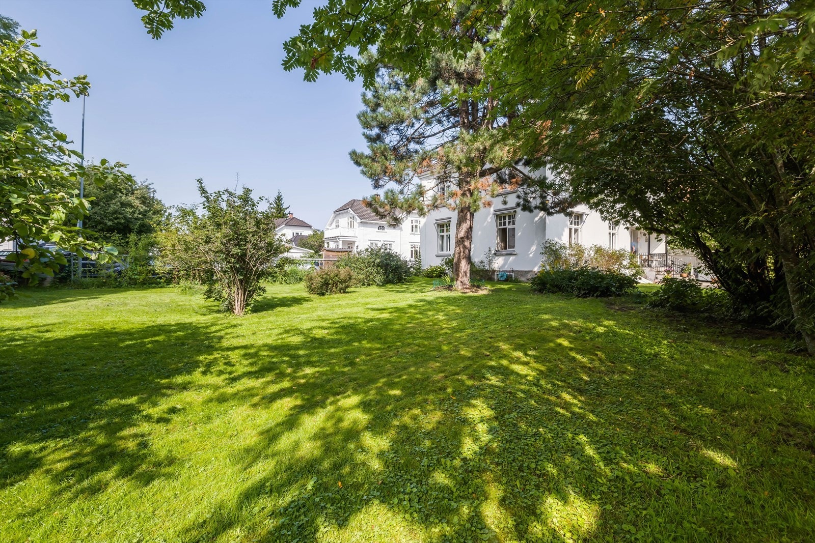 Selgerne forteller videre at de ikke bare har valgt å videreføre det rent estetiske ved eiendommen, men også det sosiale aspektet. Her har store og små gjennom 22 år boltret seg i hagen, feiret barnebursdager, hagebryllup, russetid og jubileer. Galleribilde