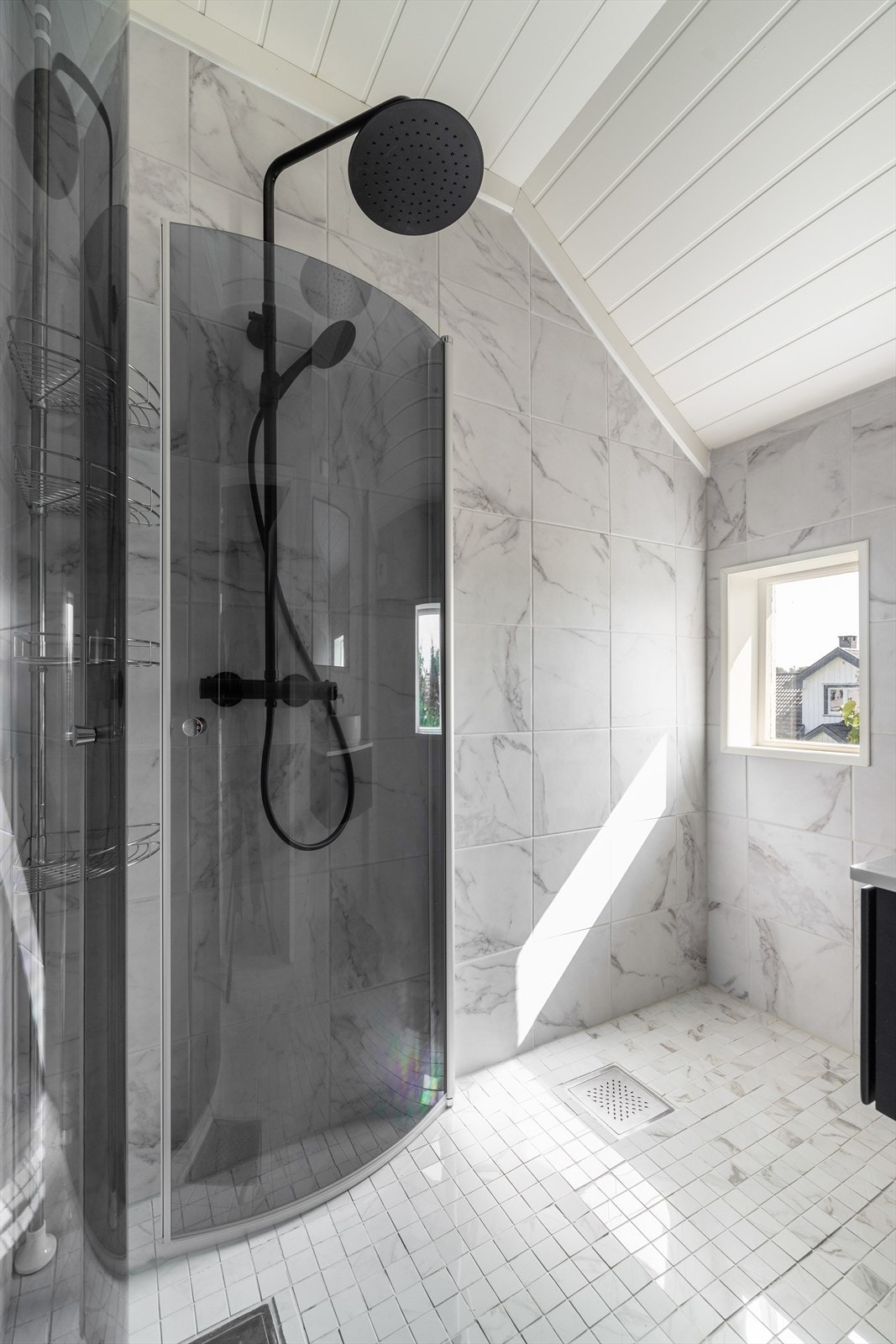 Pent, svært delikat flislagt baderom splitter nytt nå i 2023. Galleribilde