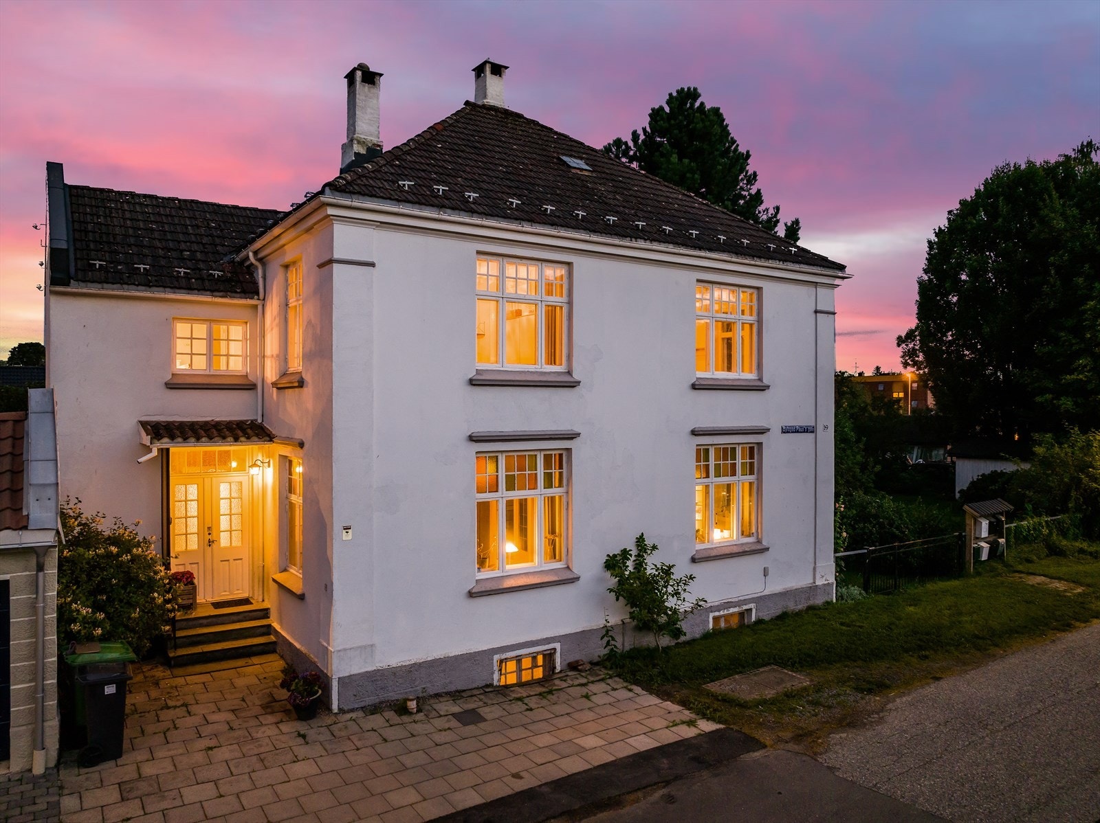 Velkommen til Byfogd Pausgate 19 - en historisk byvilla midt i hjertet av Skien! Galleribilde