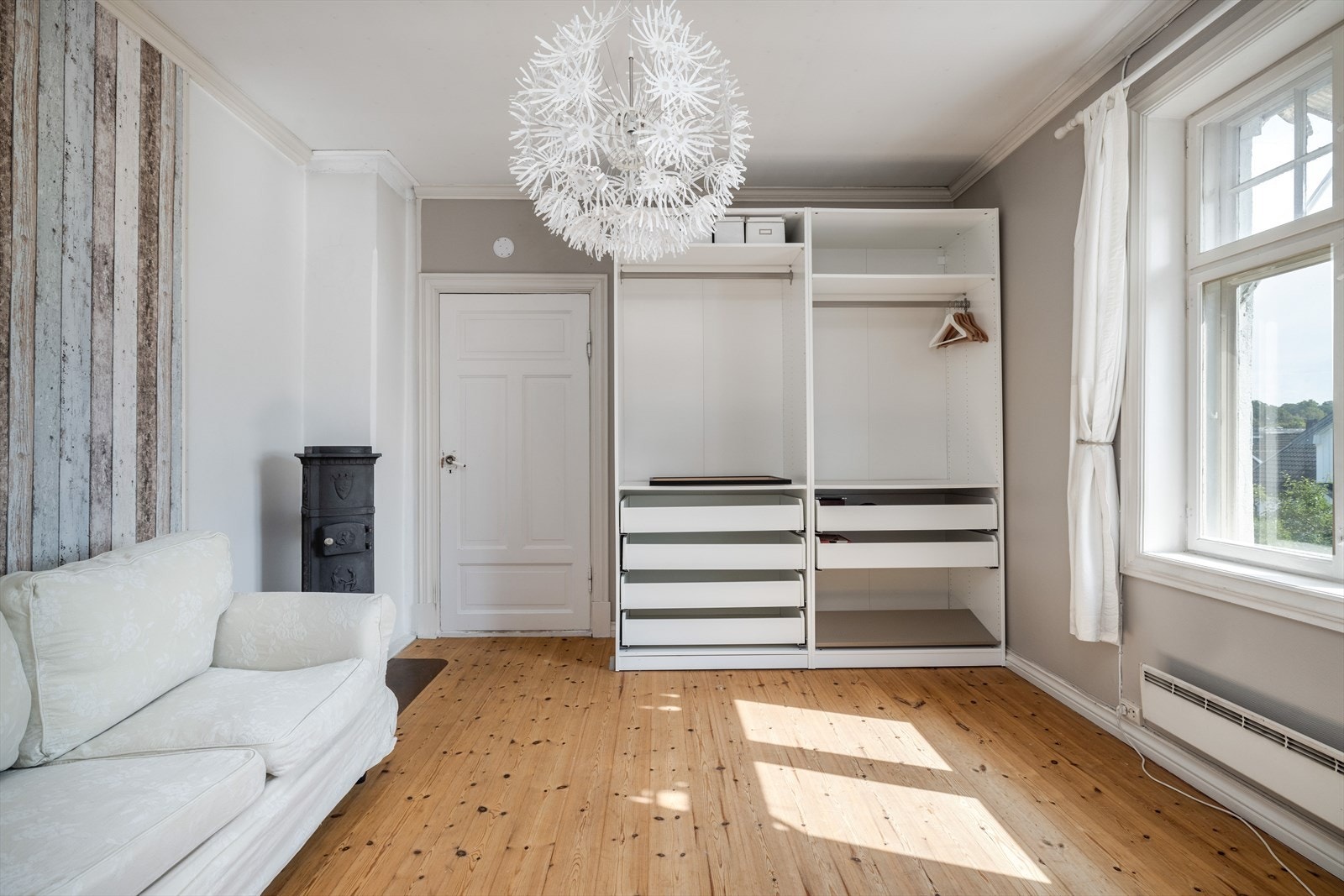 Begge soverommene har garderobeskap med plass til klesbeholdningen. Galleribilde