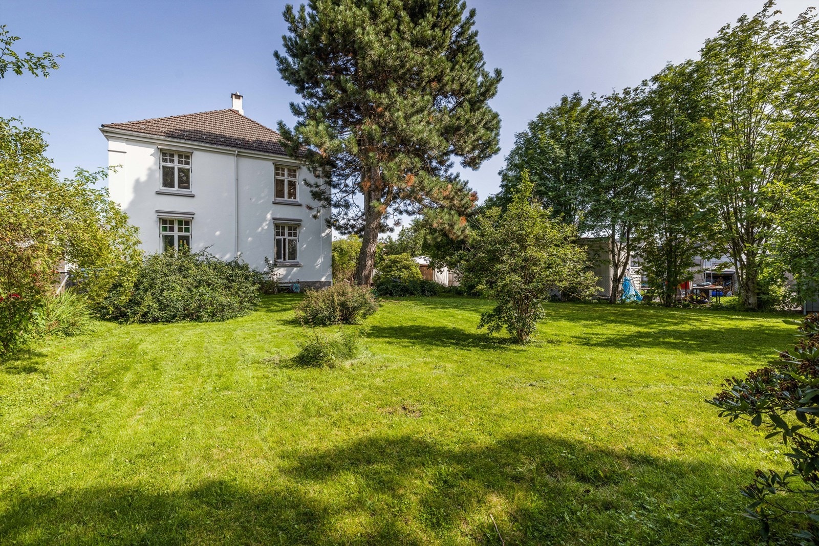 En særdeles flott og innholdsrik familiebolig i et sentrumsnært og attraktivt boligområde, med nærhet til Skiens trivelige sentrumsgater med alle bykjernens fasiliteter. Galleribilde