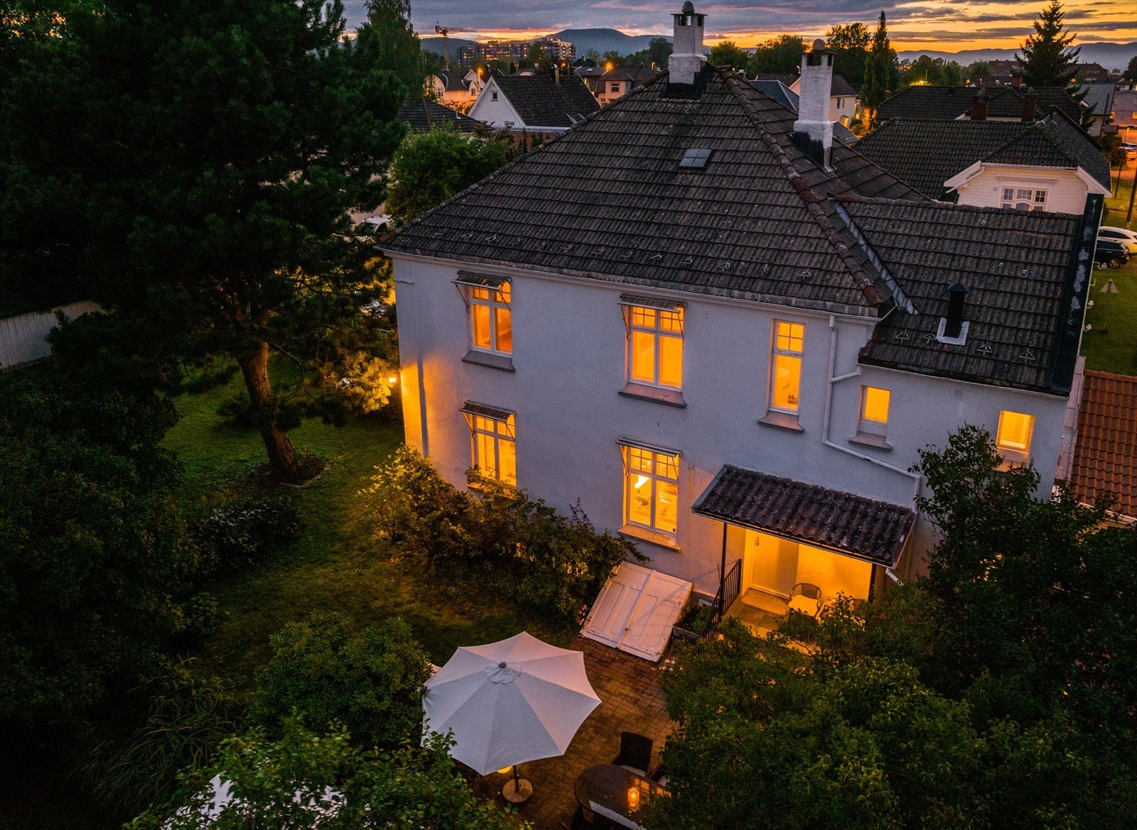 Den herskapelige murvillaen er antatt oppført i 1915, skånsomt modernisert gjennom årene uten å ødelegge byggets opprinnelige karakter. Hagen ble anlagt som en engelsk park av innleid gartner og er delvis bevart. Galleribilde