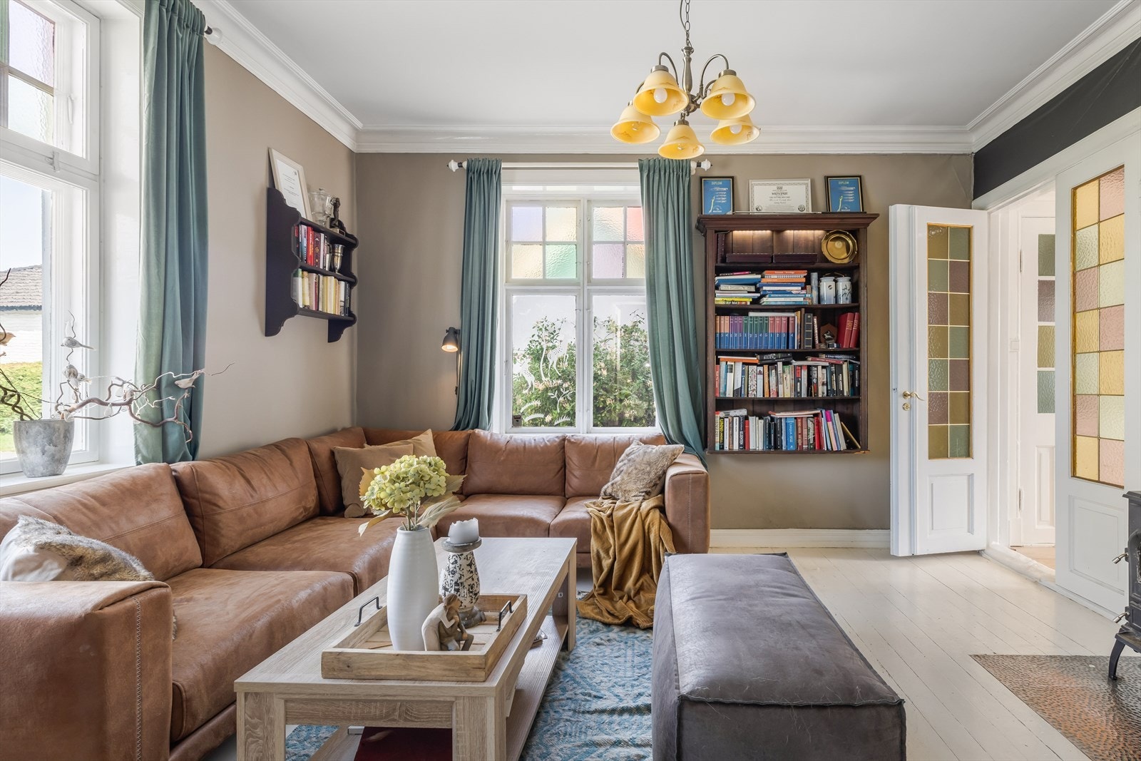 Begge stuene har vedovner som gir lun varme på kaldere dager. Legg merke til takhøyden. Galleribilde