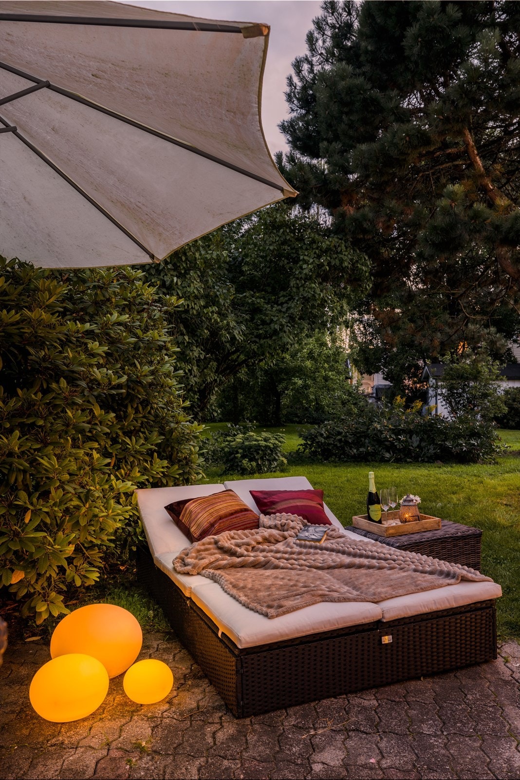 Perfekt for lek og aktiviteter, og for hageselskap - her kan solen nytes i fred og ro. Galleribilde