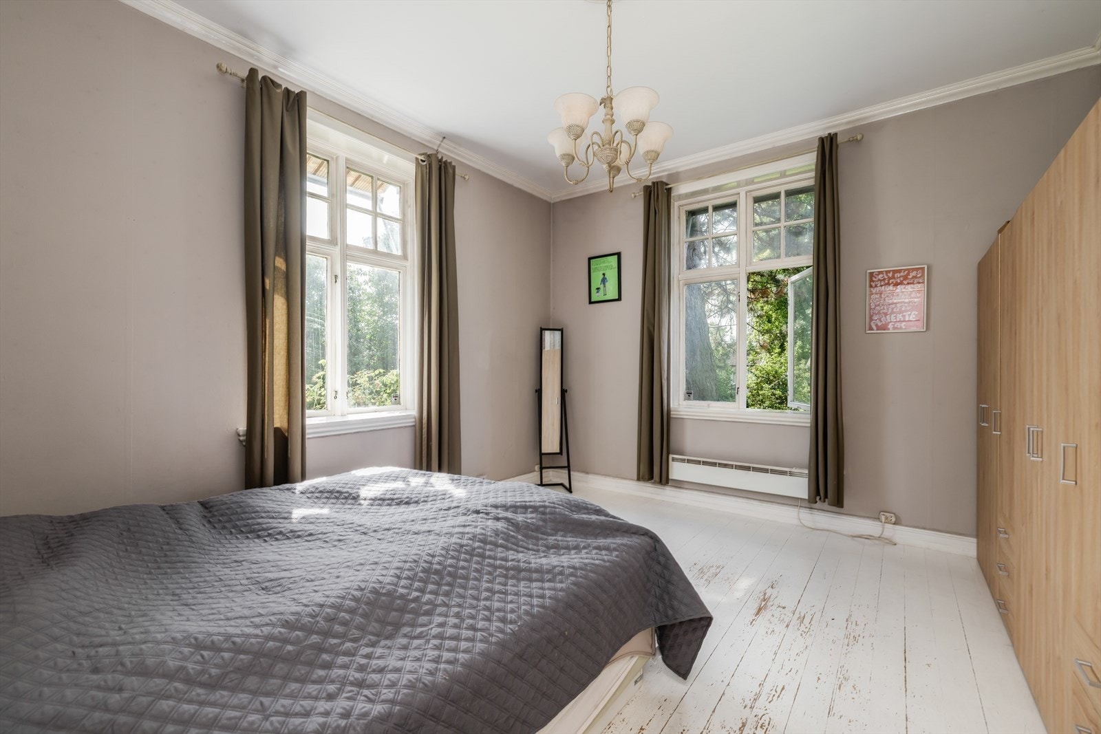 På dette soverommet er det montert vedovn. Galleribilde