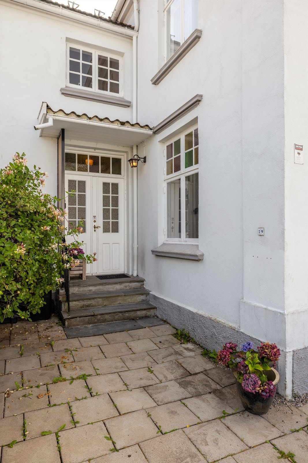 Boligen er en bunnsolid og flott familiebolig/hjem i et sentrumsnært og attraktivt boligområde, med nærhet til Skiens trivelige sentrumsgater. Galleribilde