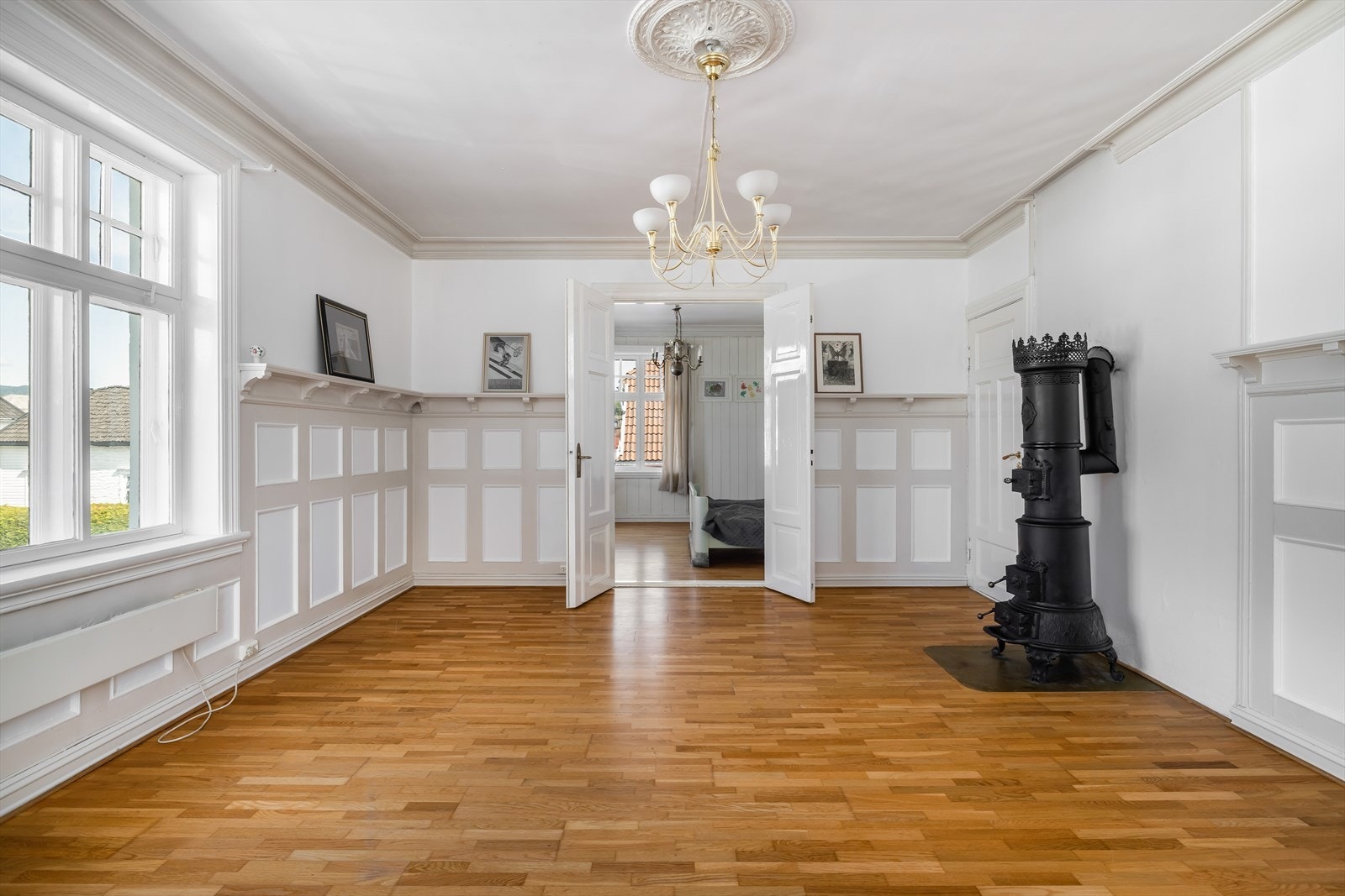 Her er det en eldre, dekorativ vedovn for lun varme vinterstid. Galleribilde