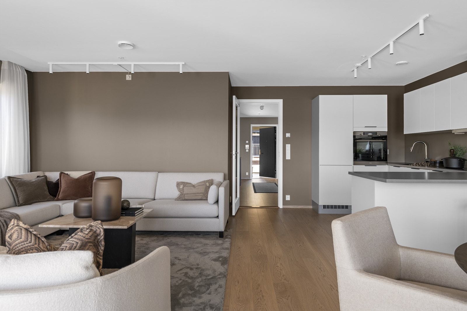 Romslig og tiltalende stue med åpen løsning til kjøkken Galleribilde