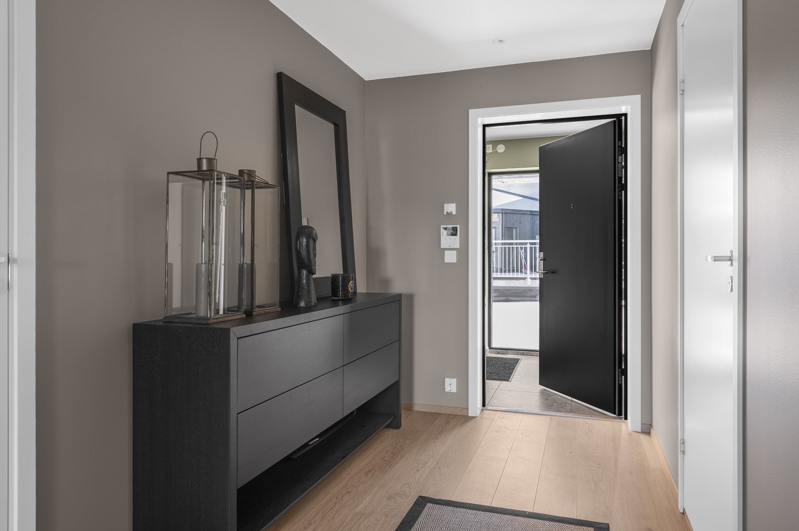 Romslig gang med plass til garderobeskap Galleribilde