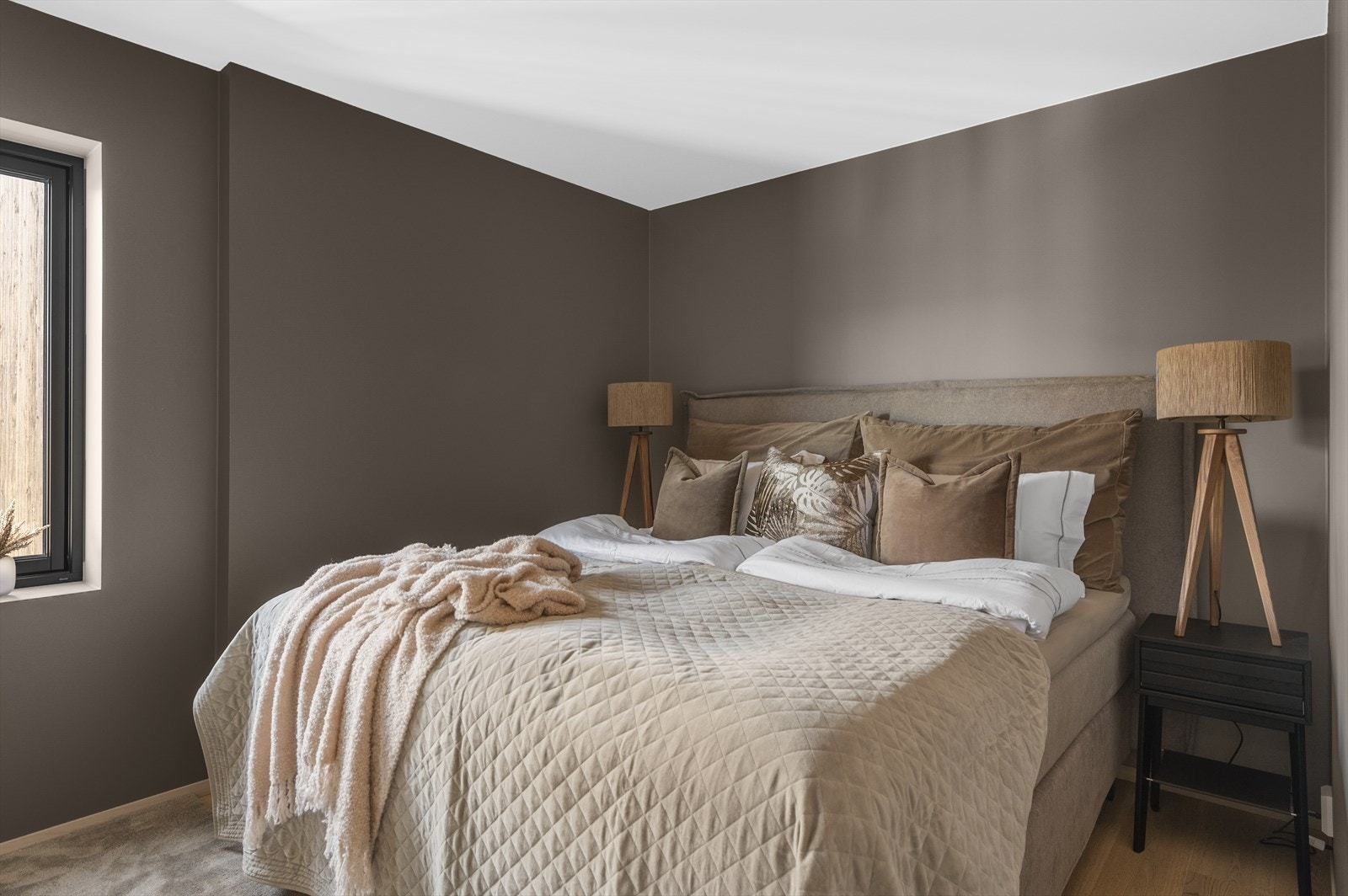 Leiligheten har to soverom, og begge har god plass til møblement utover seng Galleribilde