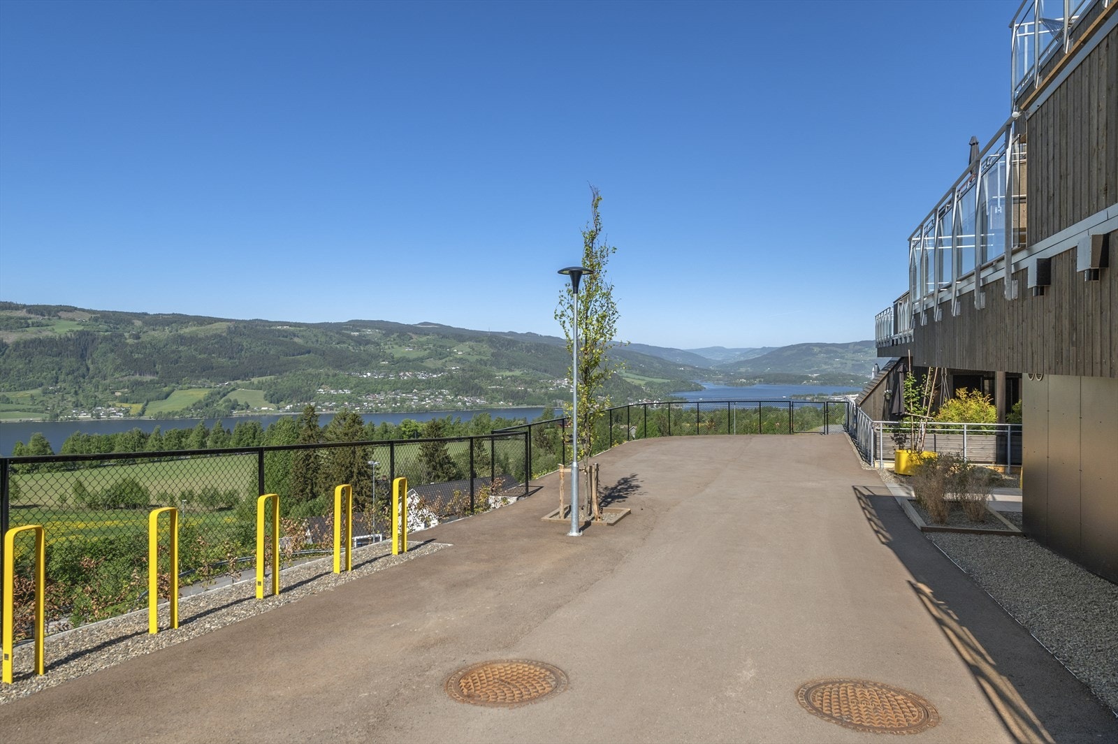 Foran bygget Galleribilde